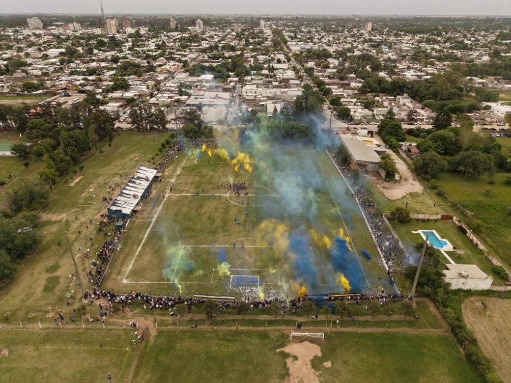El pequeño estadio de River Plate de Bell Ville, con bengalas azules y amarillas encendidas, simulando las habituales salidas de Boca en la Bombonera