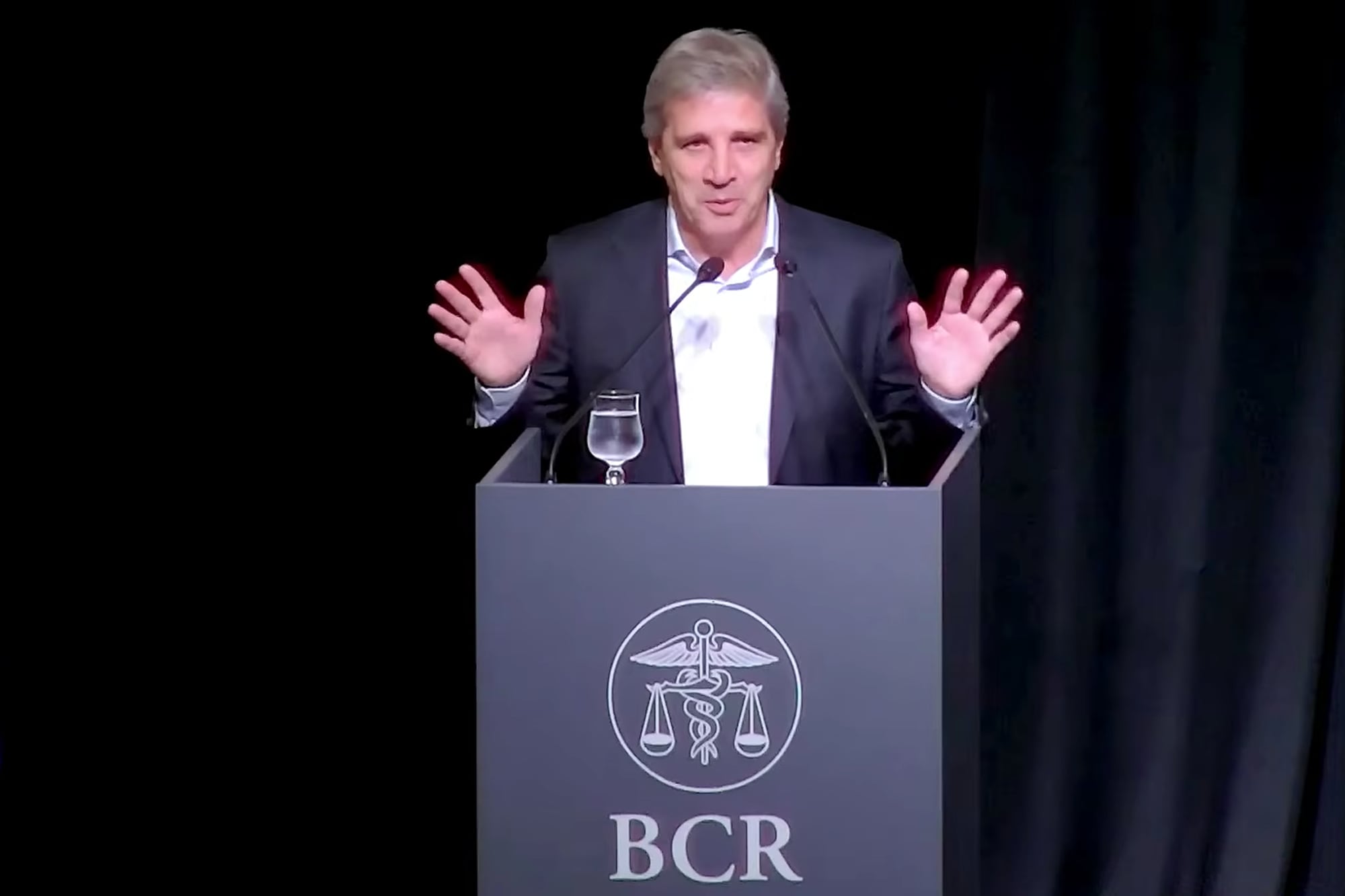 El ministro de Economía, Luis Caputo, en la Bolsa de Comercio de Rosario