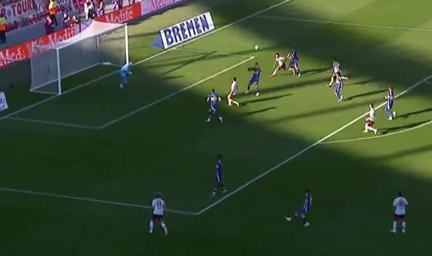 El centro de Acuña caerá entre Rojo y Blanco y terminará en el 2-1 de Driussi; Costa había salido lejos a tomar a Mastantuono