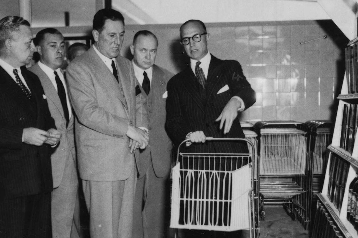 Juan Domingo Perón verificando los precios de la canasta básica en 1953, un año que la crisis económica lo llevó a sancionar la Ley de Radicación de Capitales Extranjeros