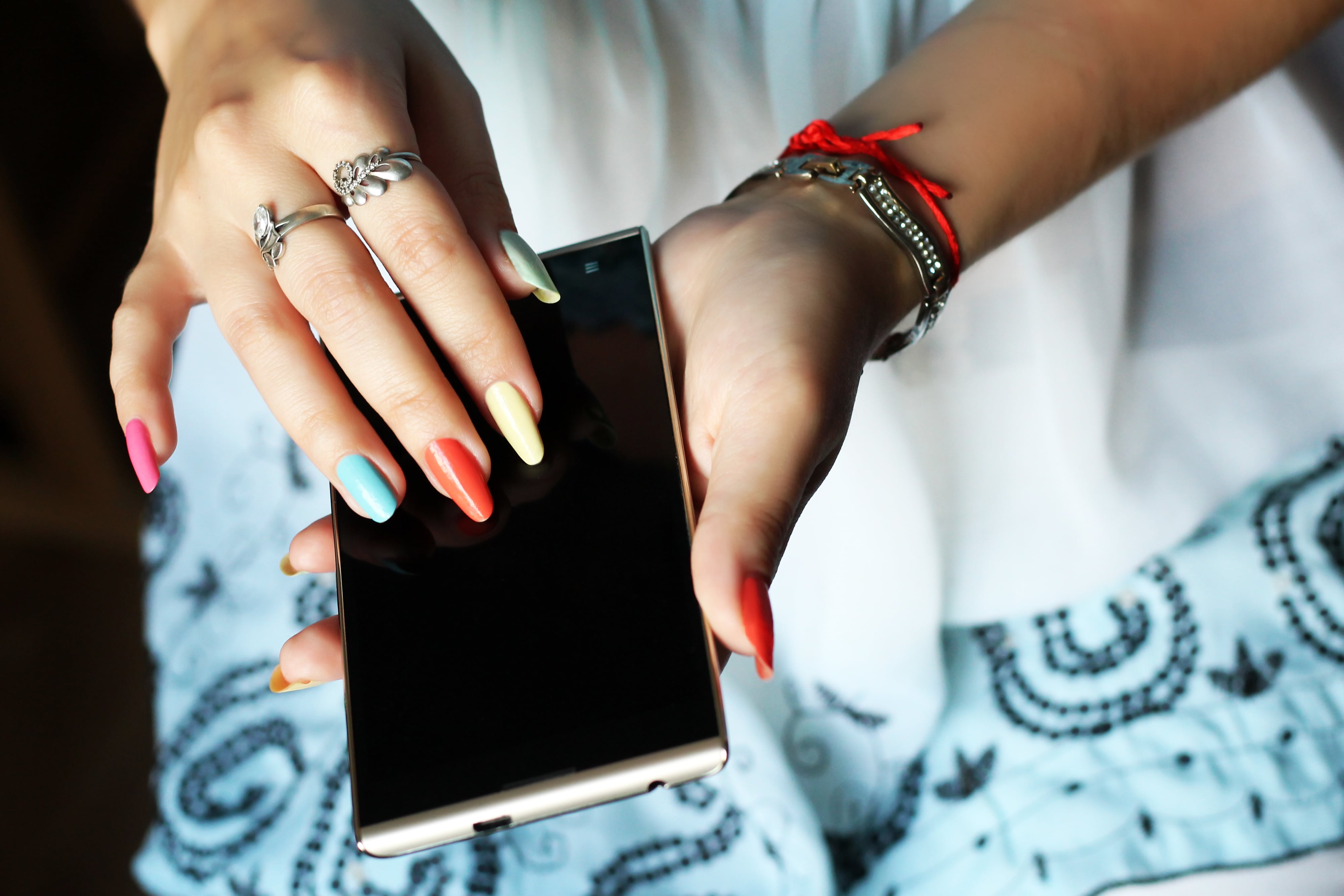 Crean Esmalte Para Usar Pantallas Táctiles Con Uñas Largas