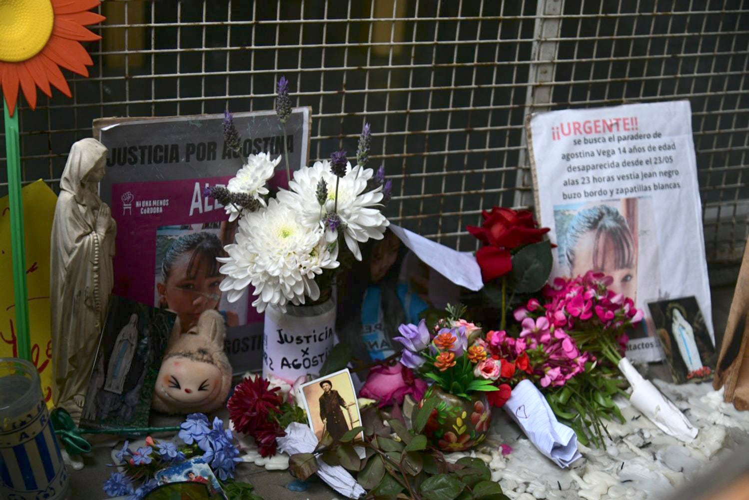 Amigos y vecinos armaron un altar frente a la casa de la adolescente asesinada