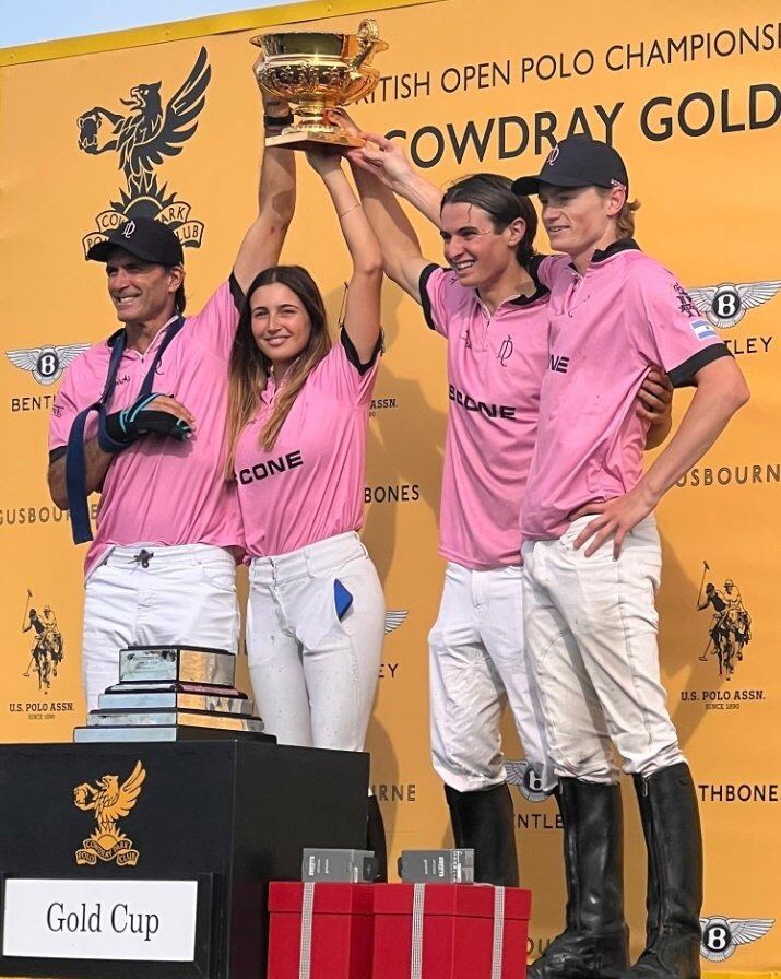 Una postal familiar histórica: Cambiaso y su hija Mia, en lo más alto de la Gold Cup, campeones del Abierto Británico