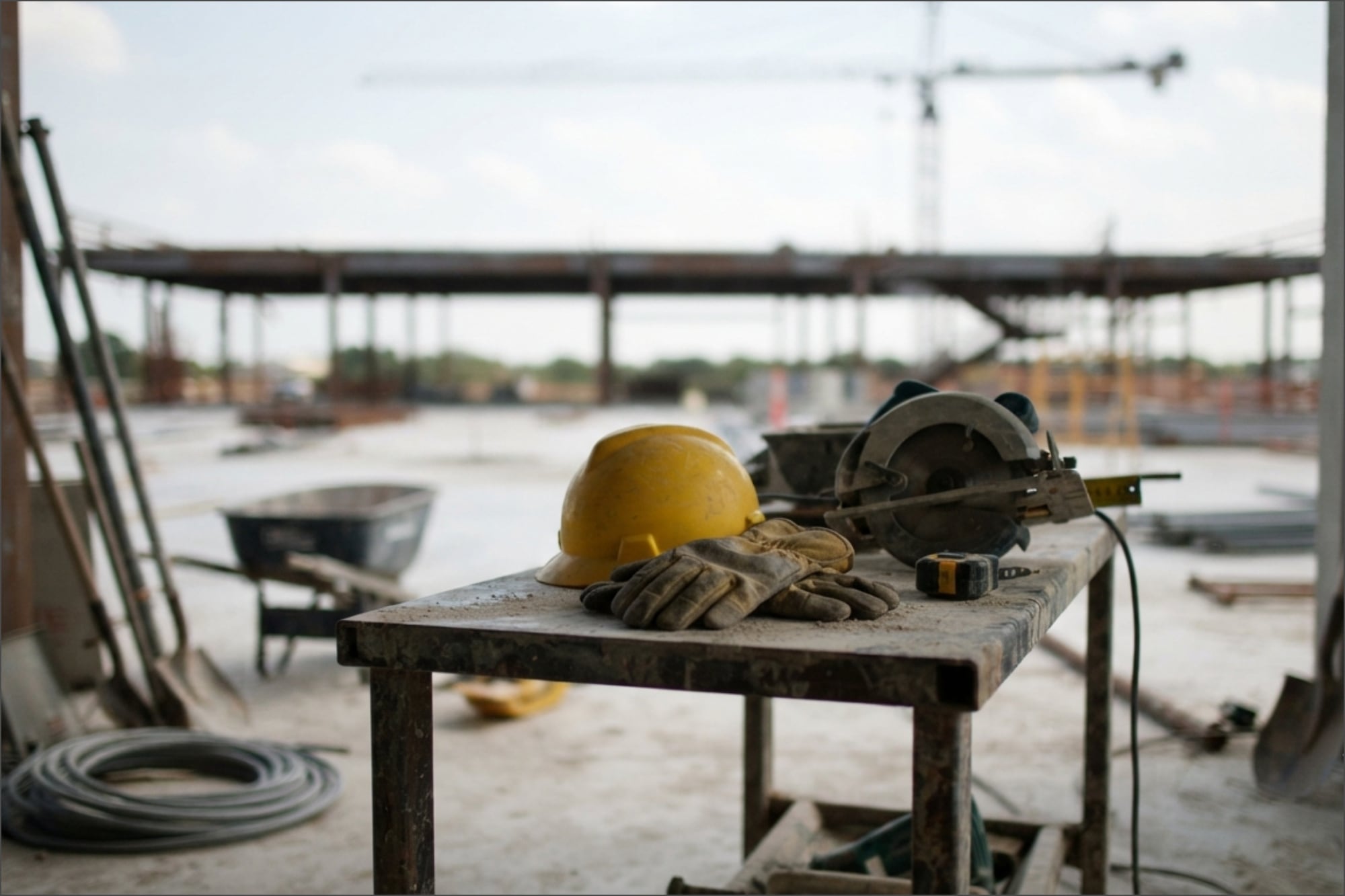 El informe estima que se perdieron 668 mil empleos en 86 ciudades que fueron objeto de redadas masivas del ICE, con un impacto drástico en el sector de la construcción