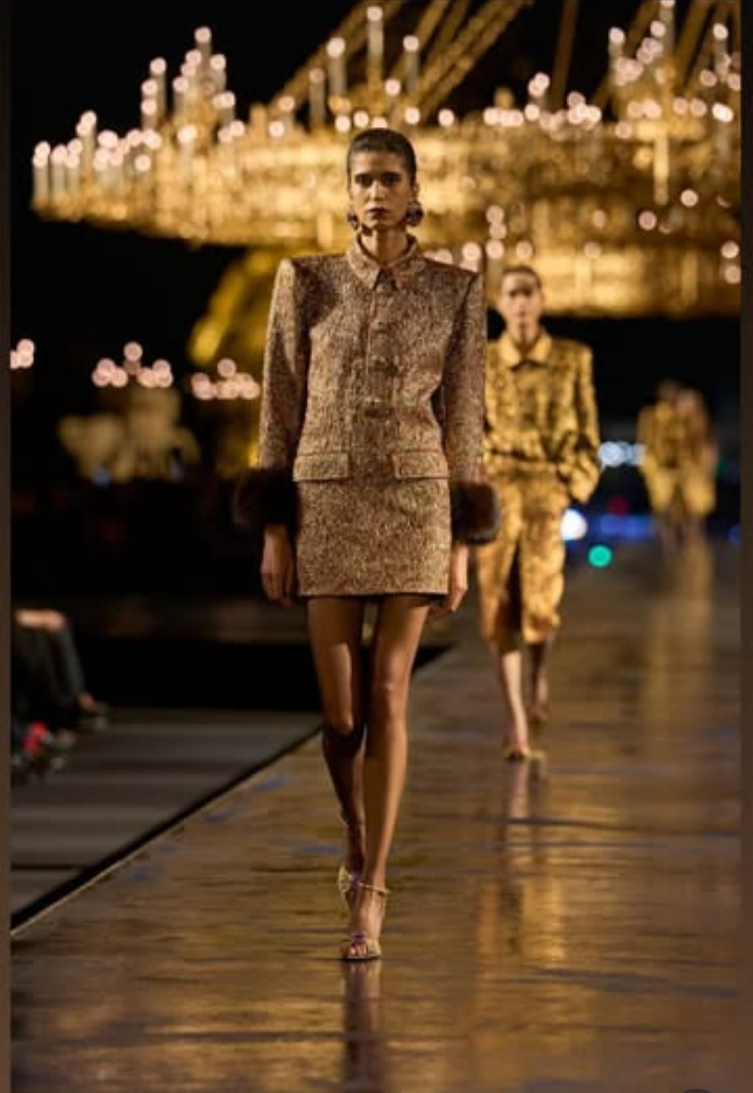 La argentina también brilló en el show de Saint Laurent a los pies de la Torre Eiffel, que marcó la despedida de su director creativo Anthony Vaccarello