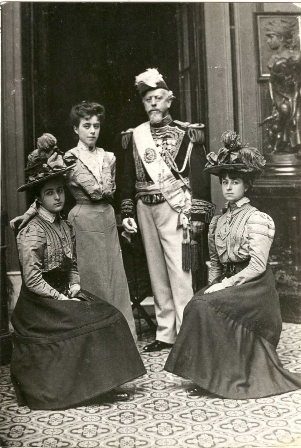 Retrato de Julio Argentino Roca junto a sus hijas.