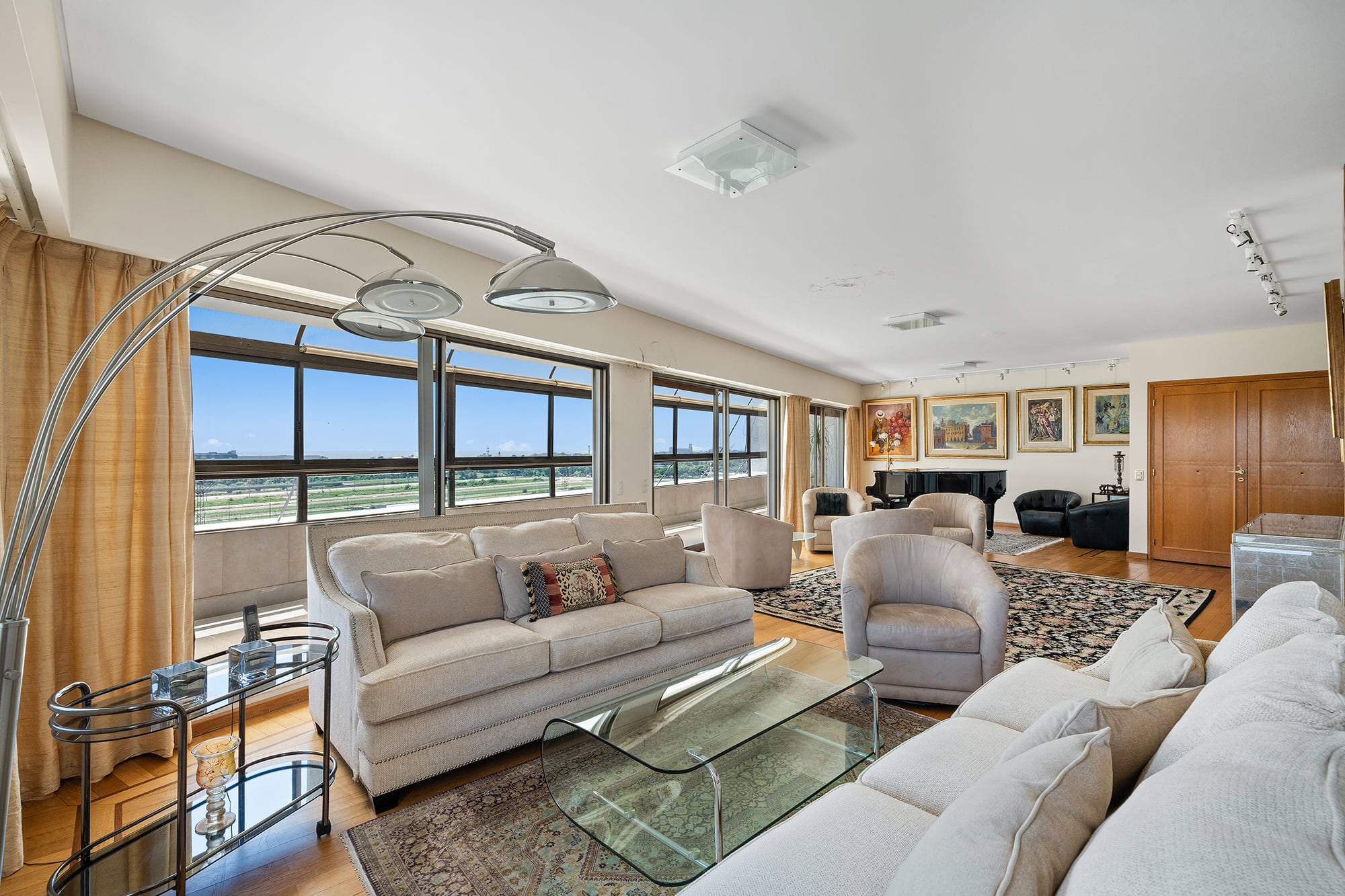 El living en “L” permite sectorizar los espacios y se abre a un balcón corrido con visuales despejadas