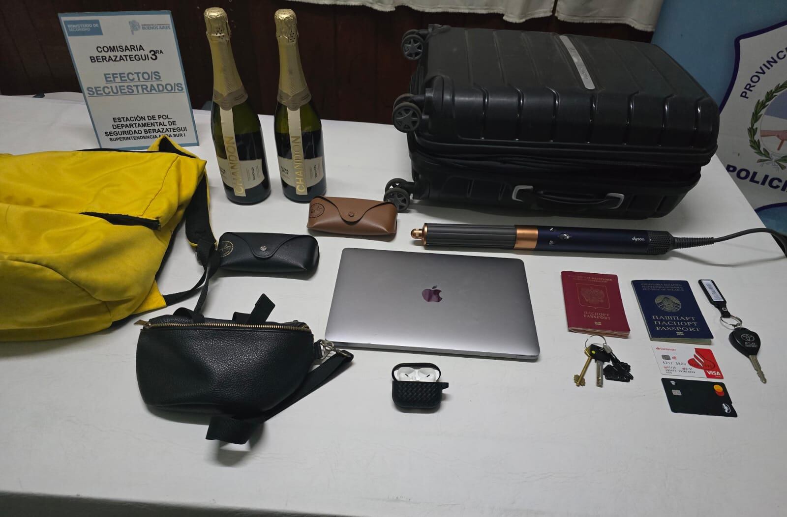 En el allanamiento, los efectivos incautaron el rodado Toyota Etios, una laptop, un iPad con auriculares, pasaportes, lentes, un bolso, y  prendas de vestir