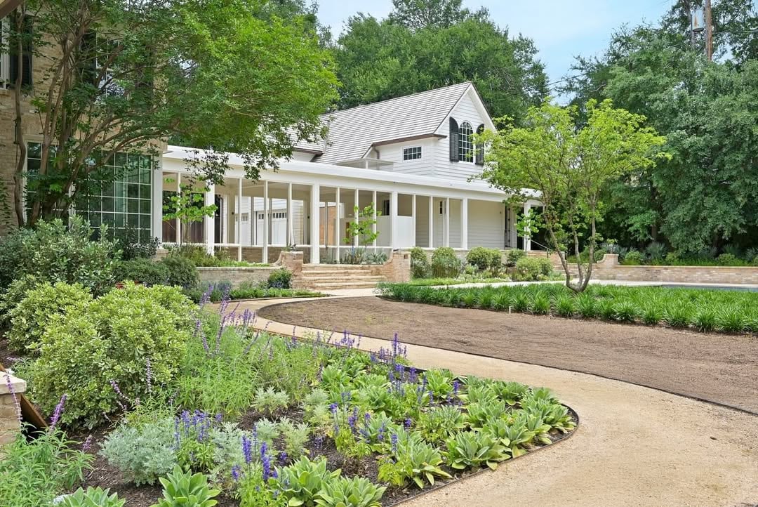 La casa que vende Emma Stone está rodeada de un jardín lleno de verde