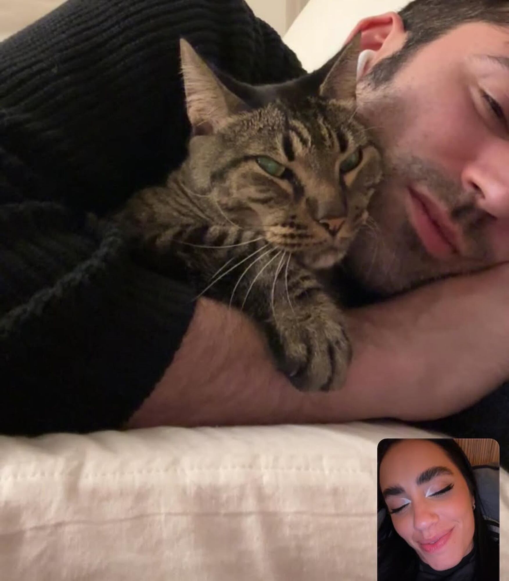 Tras algunos meses, Lali ya estaba de viaje por su gira y compartió una captura de una videollamada con Pedro y su gato, quien después apareció varias veces