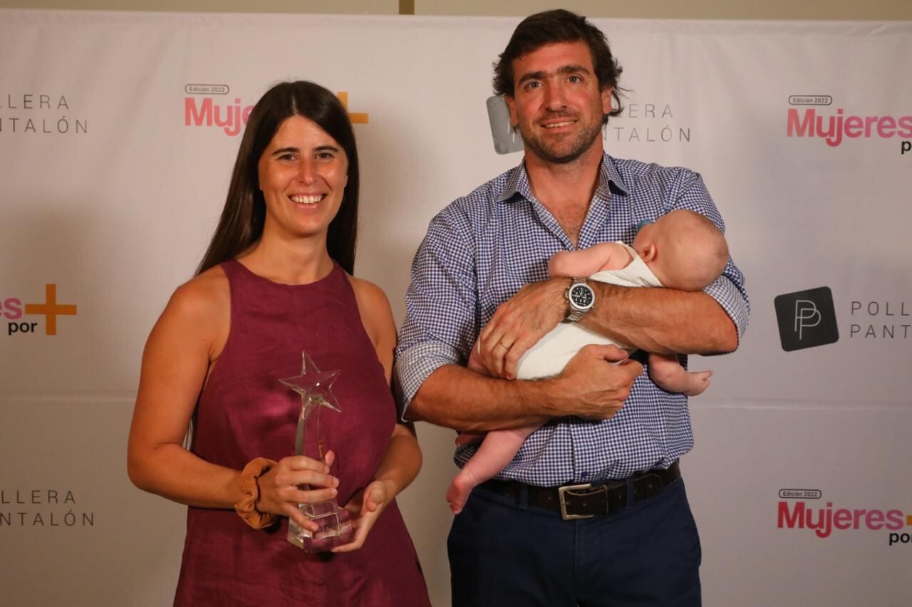 Delfina después de recibir el premio Mujer Inspiradora del grupo Pollera Pantalón y junto a Federico, su marido, quien tiene en brazos a Toribio, el hijo de ambos, que ahora tiene dos años