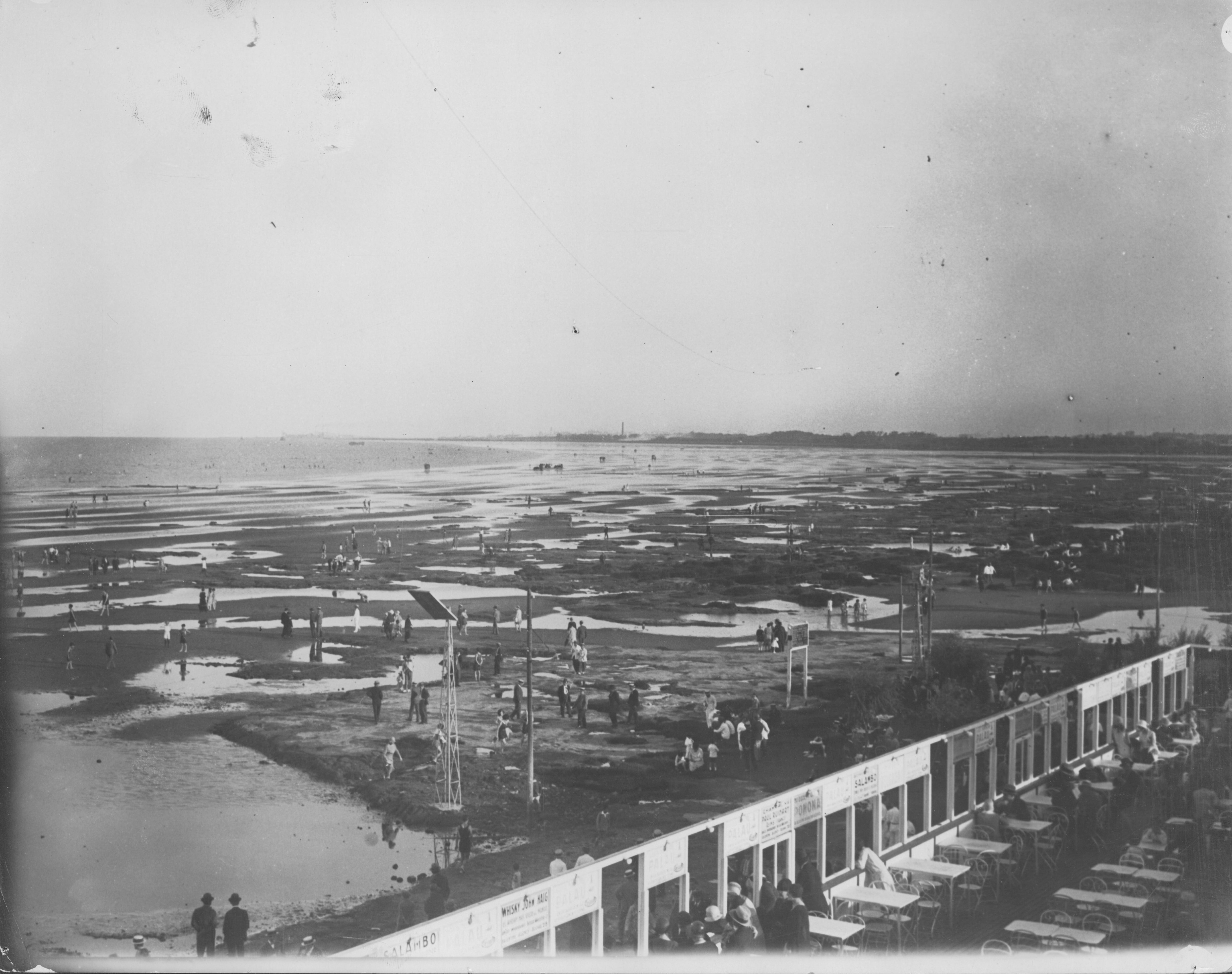 Una bajante del río de la Plata permite ver cómo eran las playas de Vicente López: rasas, con fondo de tosca (no de arena) mesas y carteles de publicidades