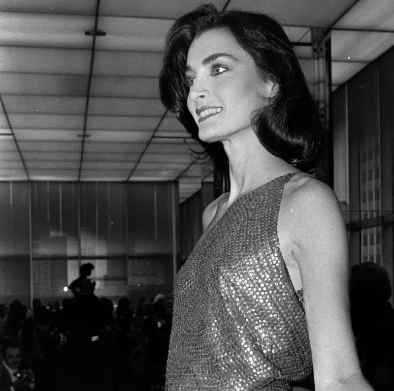 Ni ella ni sus tormentadoras anticipaban lo que sucedería unos pocos años más tarde. Aquí, a los 15 años, Paulina desfila en la pasarela de Prêt-à-Porter de Halston