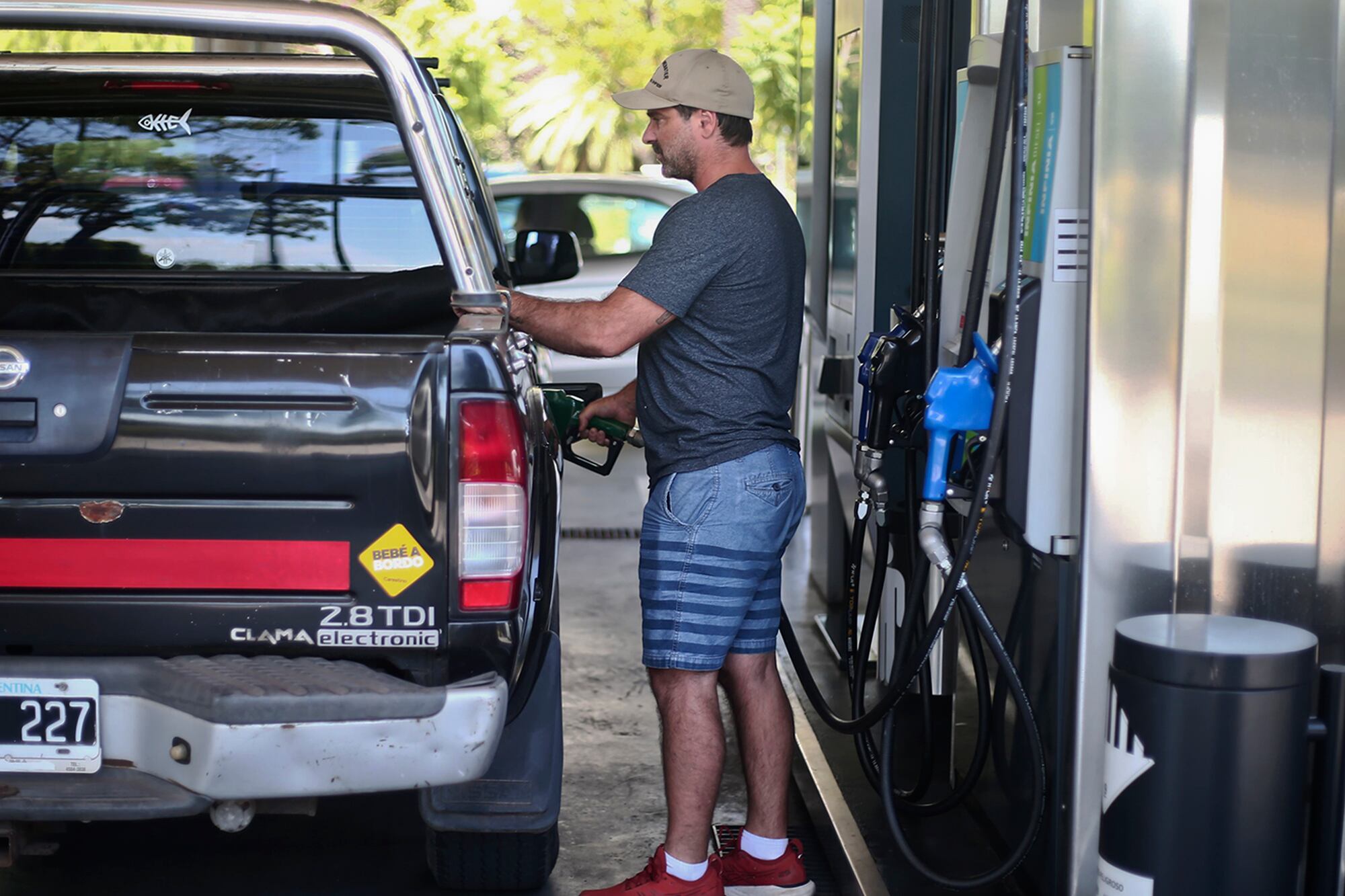 Autoservicio surtidor de nafta en la Ypf de Av. Juramento y Av. Alcorta.