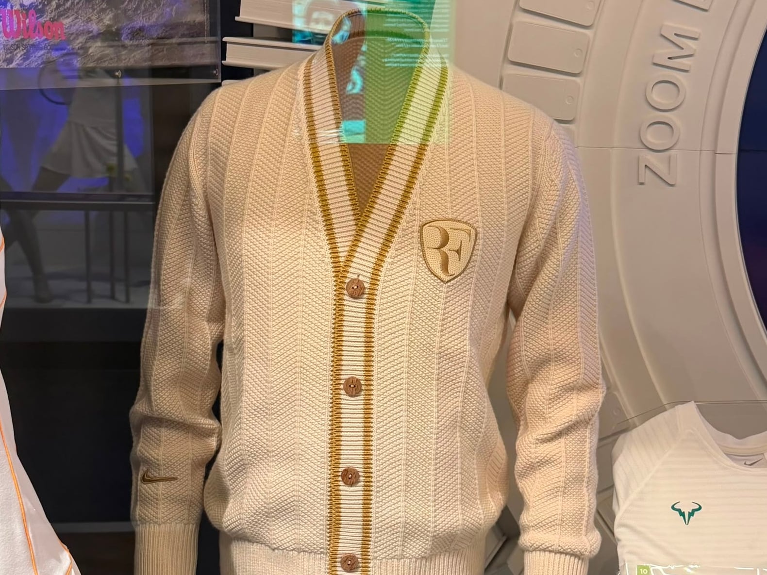 Roger Federer usó su icónico cárdigan de en Wimbledon 2008. Esta prenda blanca de punto incluía cinco botones (uno por cada uno de los títulos consecutivos del suizo y el logotipo RF)