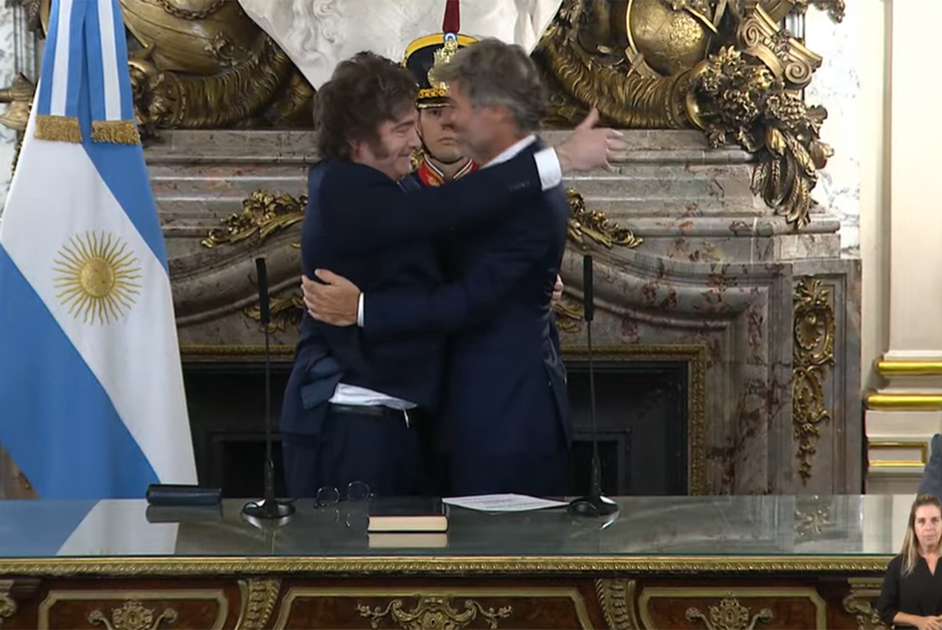 El abrazo de Milei con la casta
