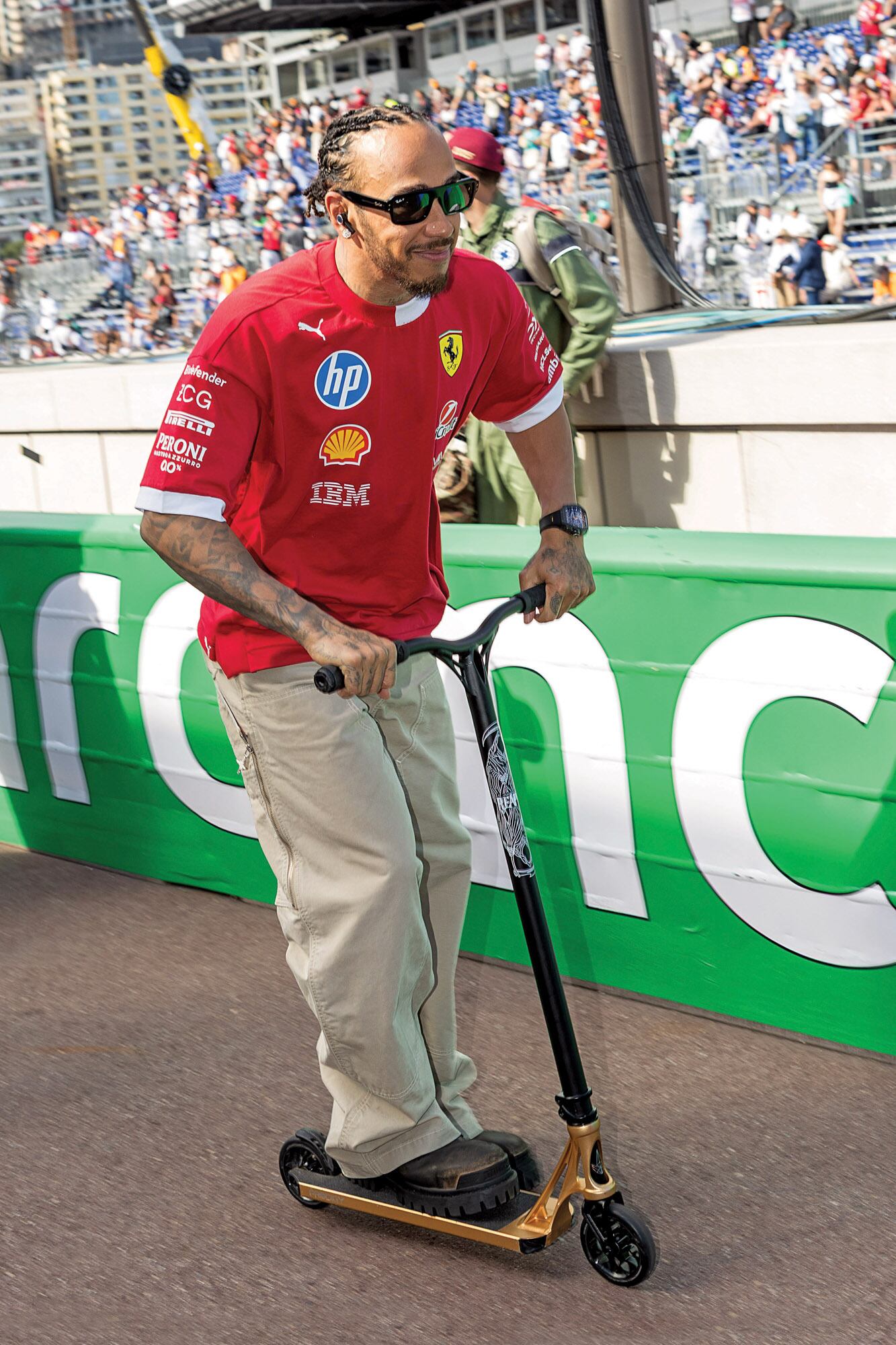 La F1 es uno de los eventos que más atrae embarcaciones de lujo al inigualable puerto de Mónaco: instalarse ahí hasta el día de la carrera se impone entre royals, celebrities, empresarios y también entre pilotos, como fue el caso de George Russell. La edición 2025 aportó otras postales, como ver llegar al paddock a Carlos Sainz y Charles Leclerc en bicicleta, a Lando Norris en una scooter y a Lewis Hamilton, en monopatín o… en una tremenda MV Augusta F4 LH44. Acá, el piloto británico Lewis Hamilton de la escudería Ferrari (quedó en el quinto puesto en la carrera) va en monopatín al box.