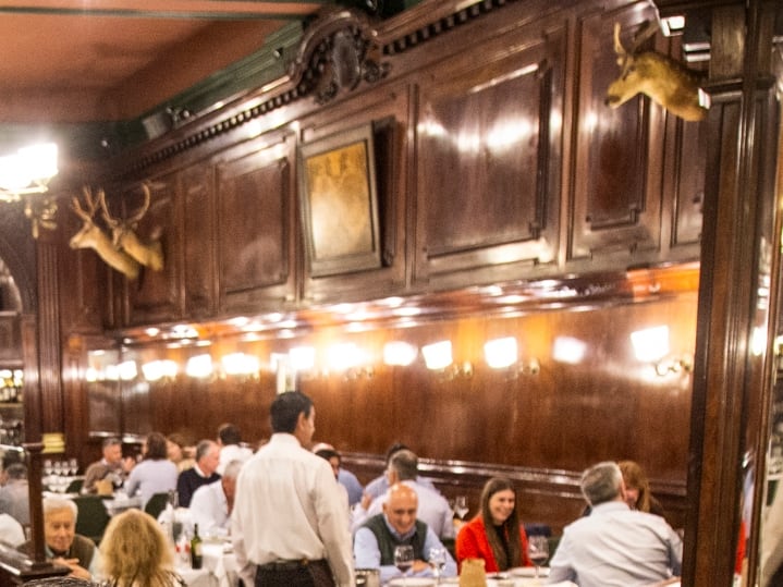 Las cabezas de ciervo del histórico bar notable donde se filmó Nada quedaron bajo la lupa judicial tras una denuncia