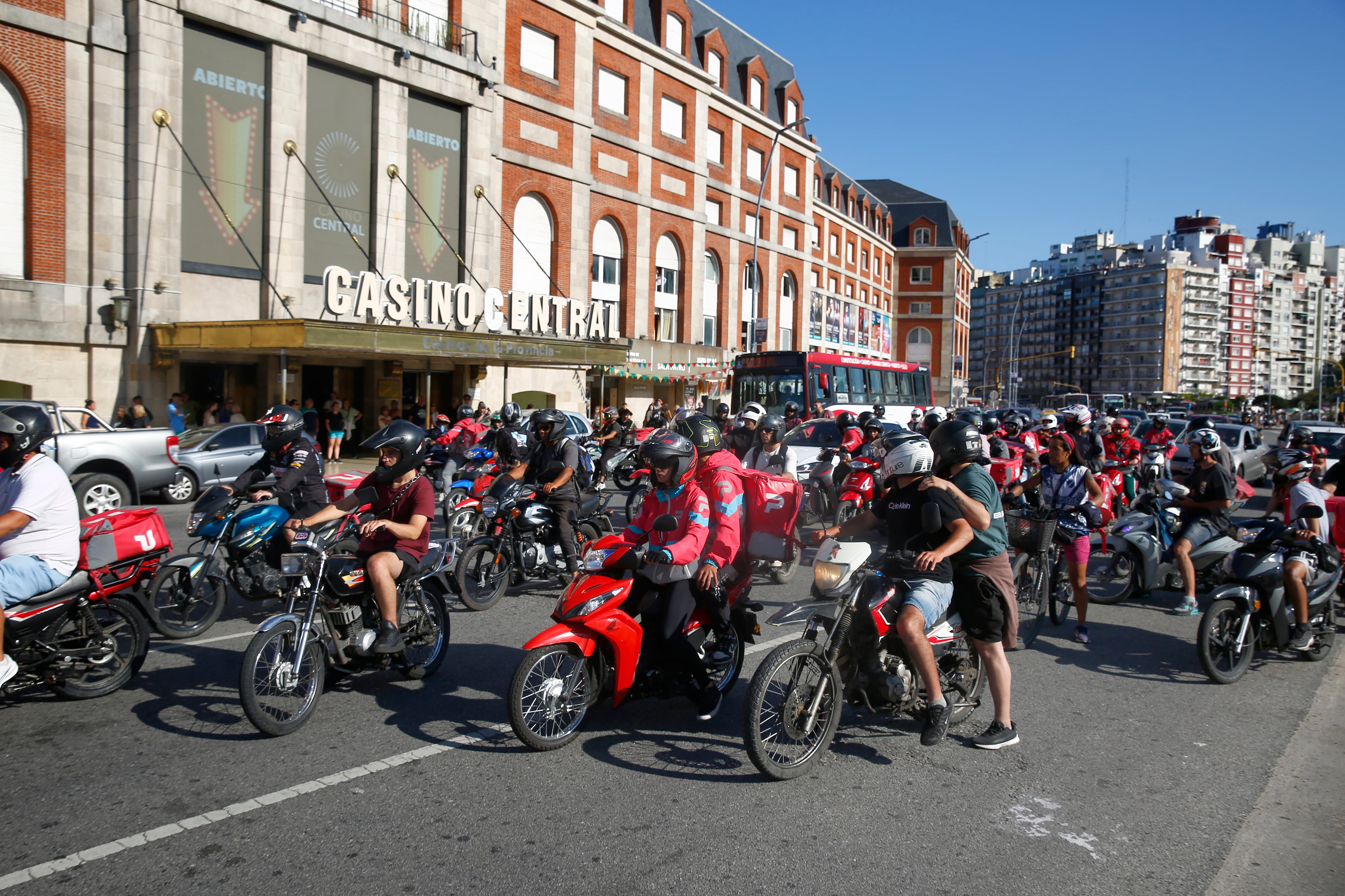 Repartidores de aplicaciones marcharon reclamando mas seguridad y justicia por Johana