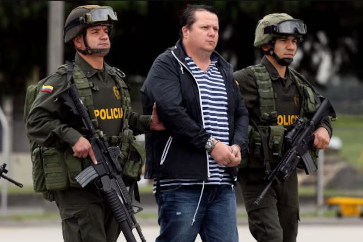 Alejandro Jiménez, señalado como narcotraficante, es escoltado por policías colombianos durante un operativo en Bogotá. (Foto: Mauricio Dueñas / EFE)