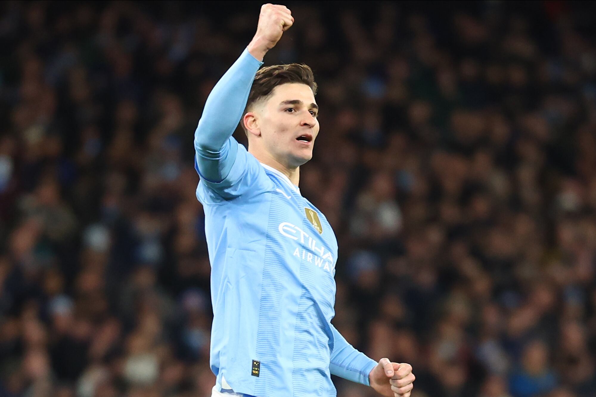 Julián Álvarez levanta el brazo tras meter su penal; Manchester City se ponía 1-0 en la definición, pero enseguida cambió todo