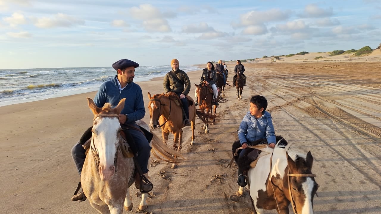“Las familias y parejas se van felices”: el ritual de conexión con la naturaleza en bosques, médanos y acantilados