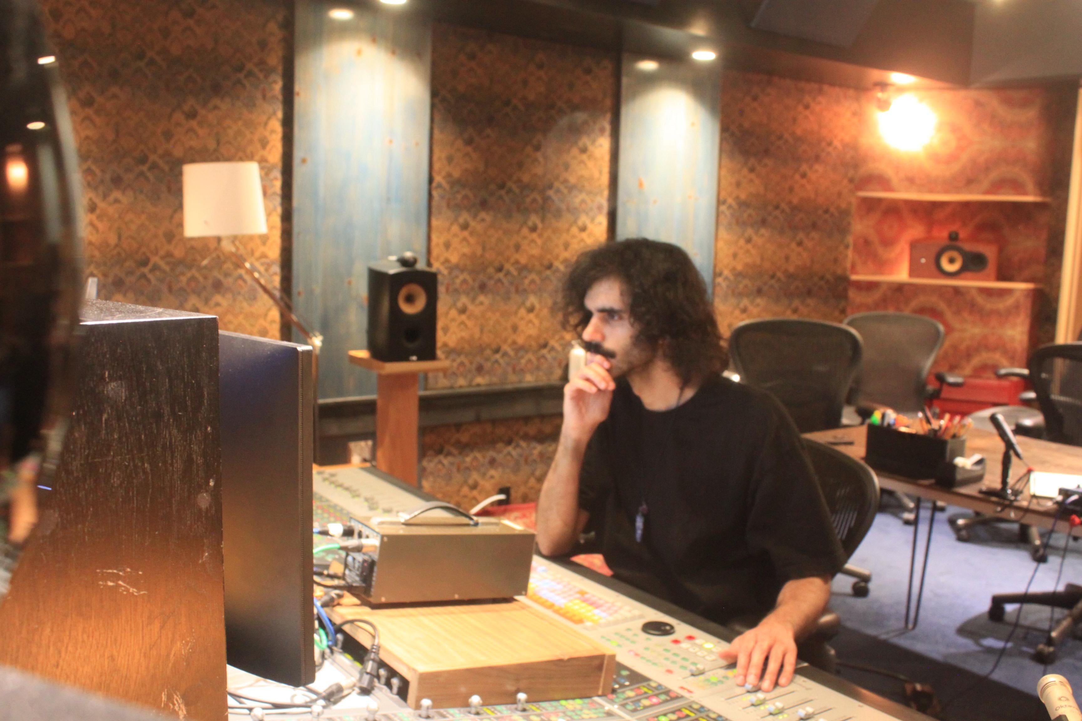 Máximo Abraham es músico y también sonidista; trabaja en Los Angeles corrigiendo las bandas de sonido de series y películas para Netflix