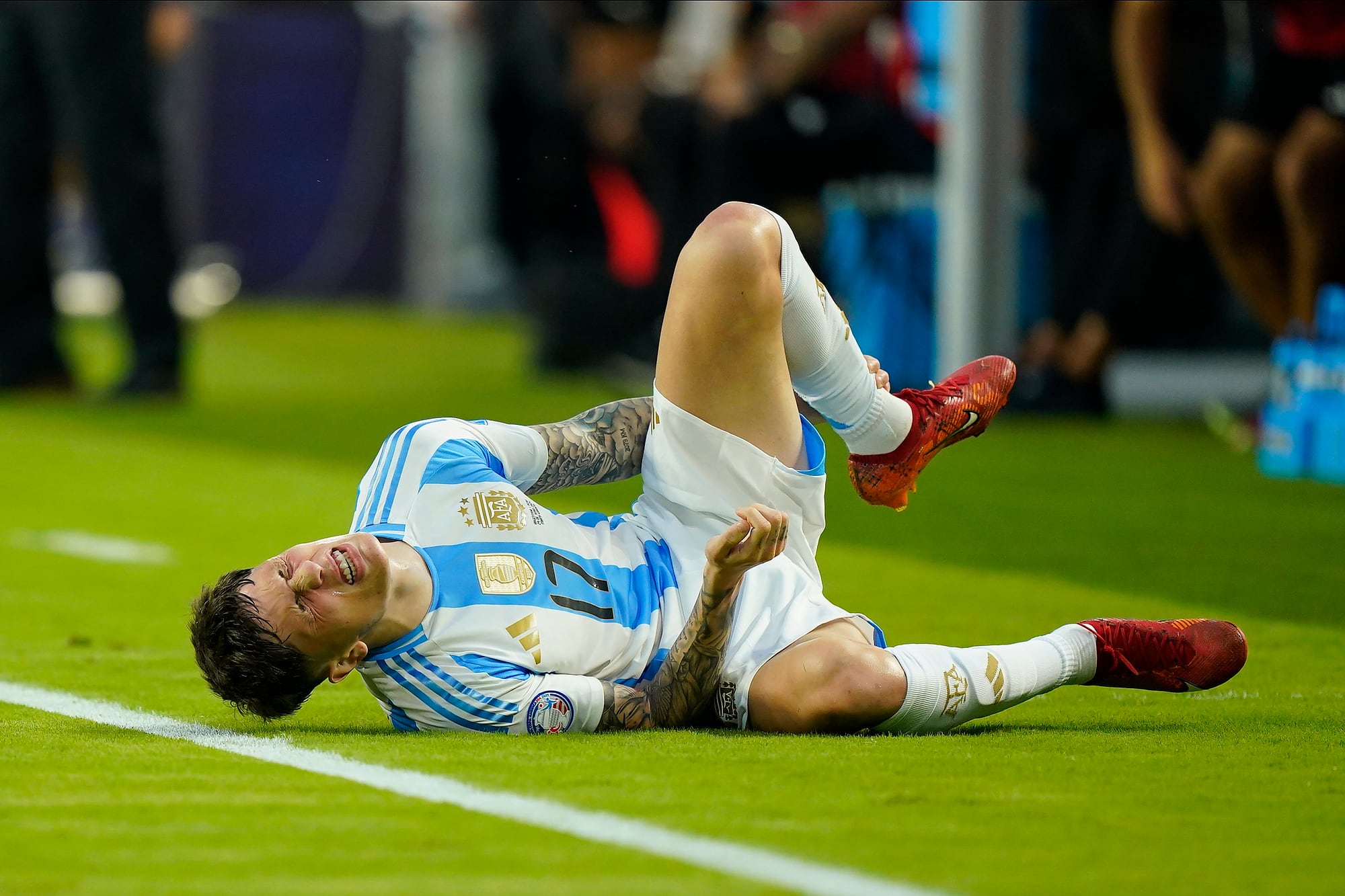 Alejandro Garnacho se retuerce de dolor tras una falta de Aldo Corzo, durante el partido entre Argentina y Perú
