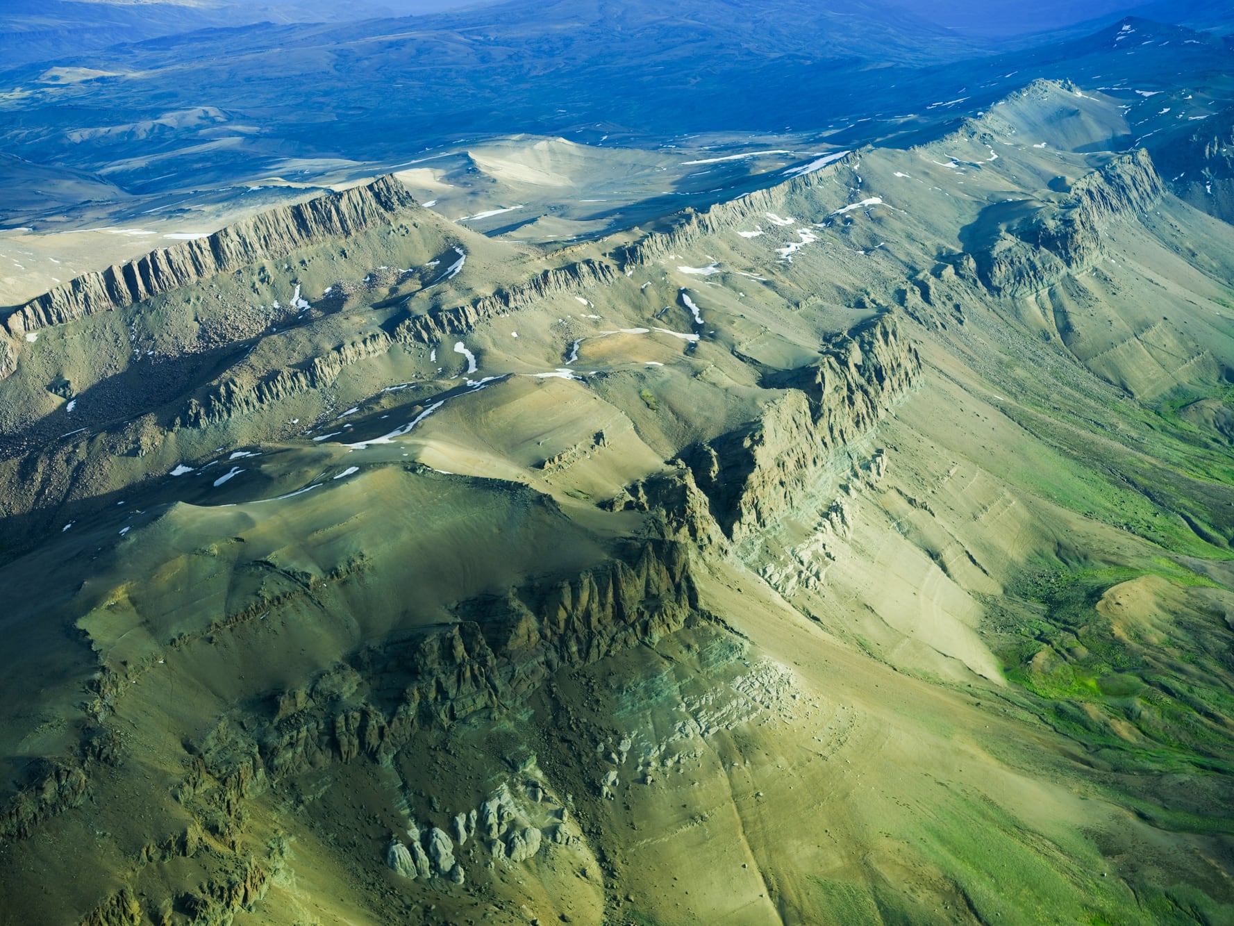 Durante el sobrevuelo, es posible ver en detalle los pliegues de las montañas