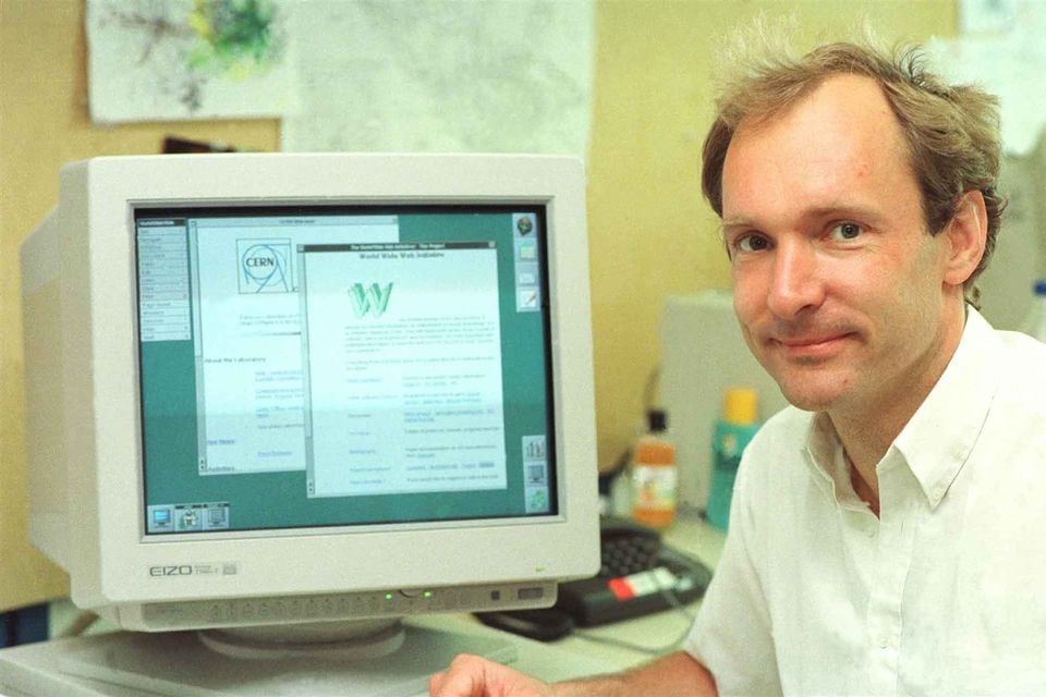Presentado como un proyecto en 1989, Tim Berners-Lee posa junto al primer sitio web, puesto en lÃnea cuatro años más tarde