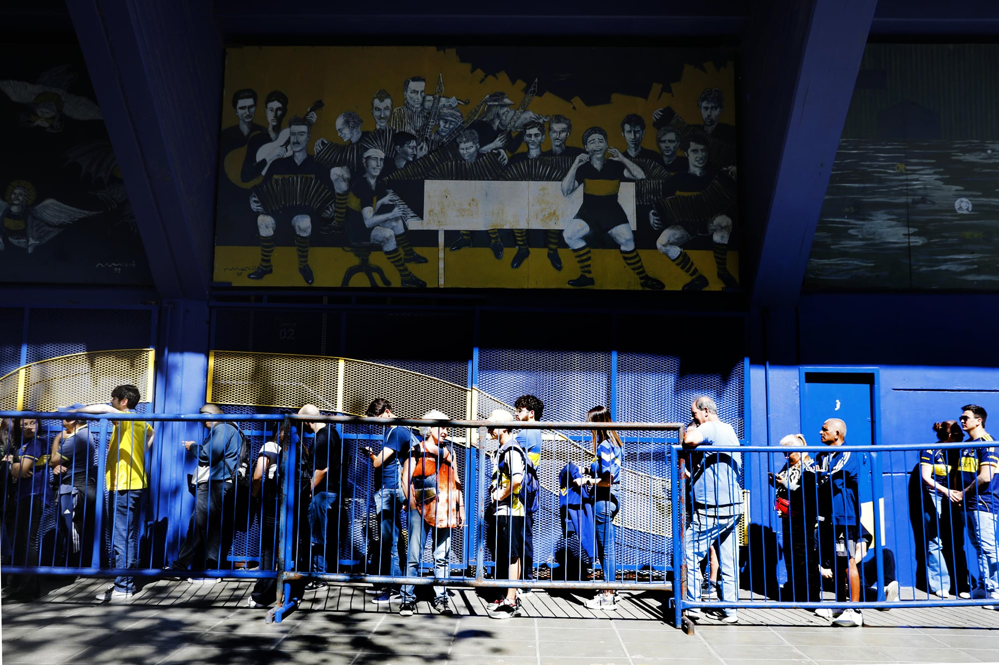 Miles de hinchas hicieron y hacen fila fuera del estadio de Boca para despedirse de Russo; su caso es uno de los cuatro de directores técnicos que fallecieron ejerciendo en Argentina.