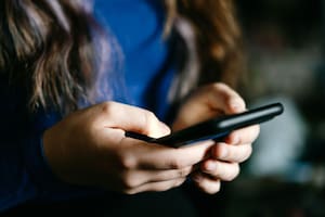 "Puse una foto de mi madre delante de la cámara y me dijo 'gracias por verificar tu edad'", los desafíos que enfrenta Australia para implementar la prohibición del acceso de los menores de 16 años a las redes sociales