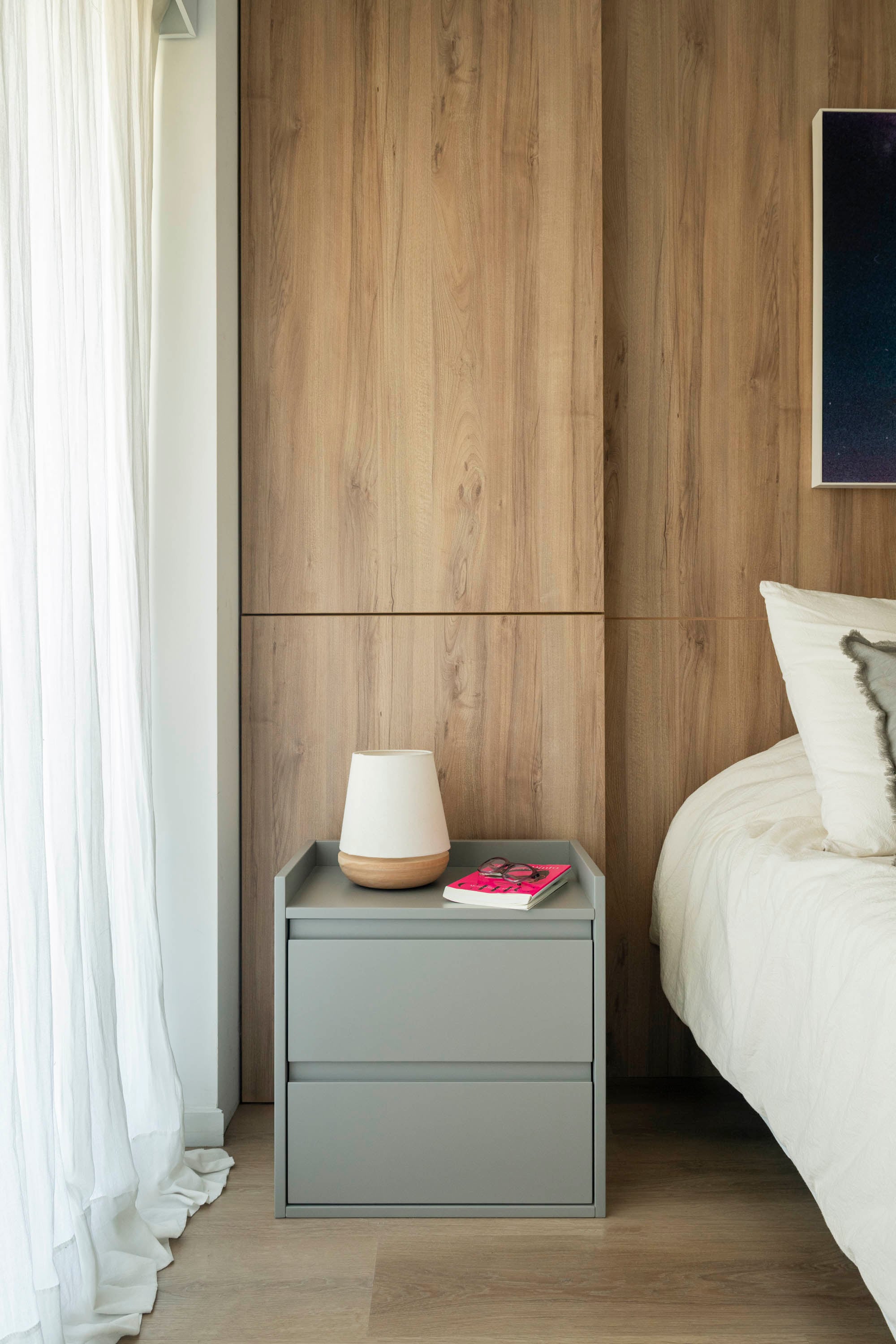 Mesas de luz laqueadas en gris, diseñadas a medida por el Estudio Sara Plazibat. Veladores (Paraná 201). Ropa de cama (Cas a Cas).