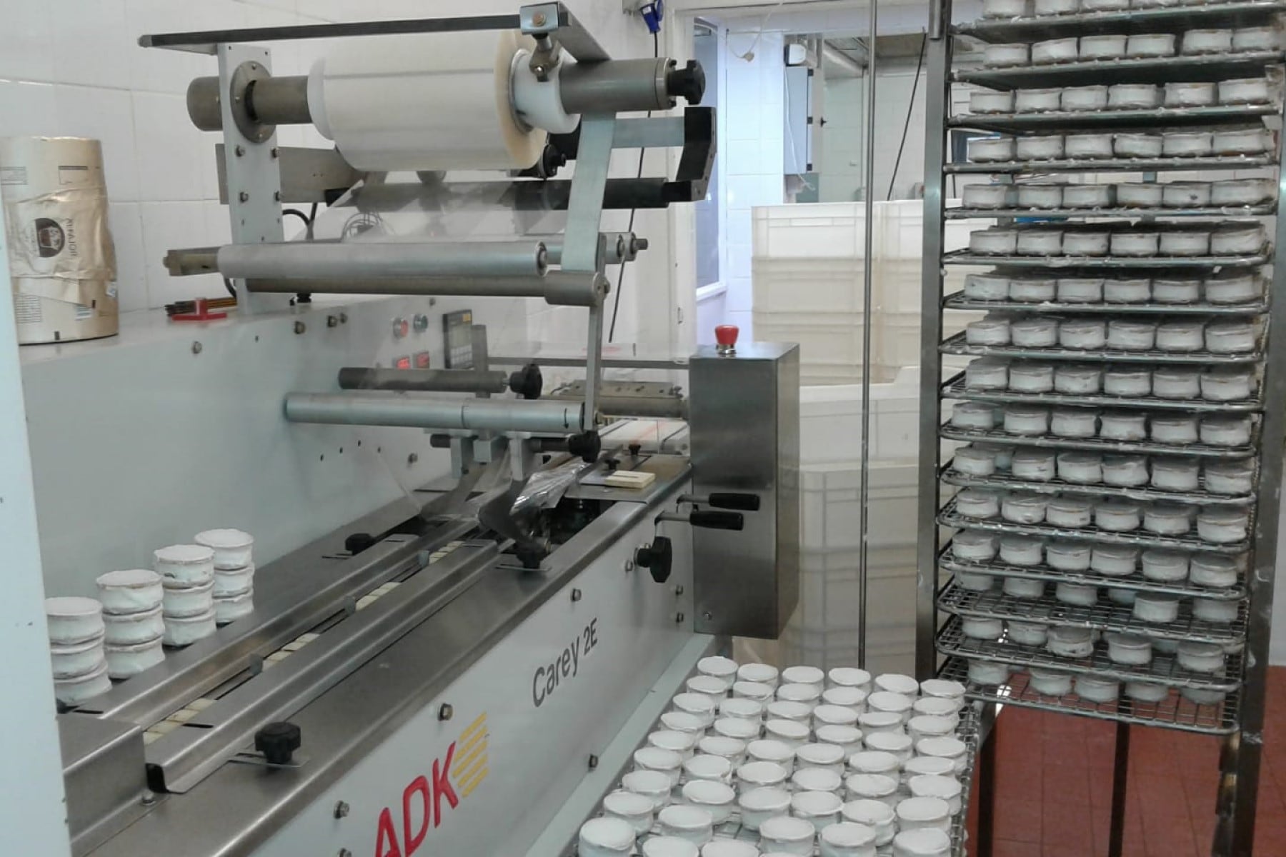 Parte de la fábrica y su producción de chocolate blanco