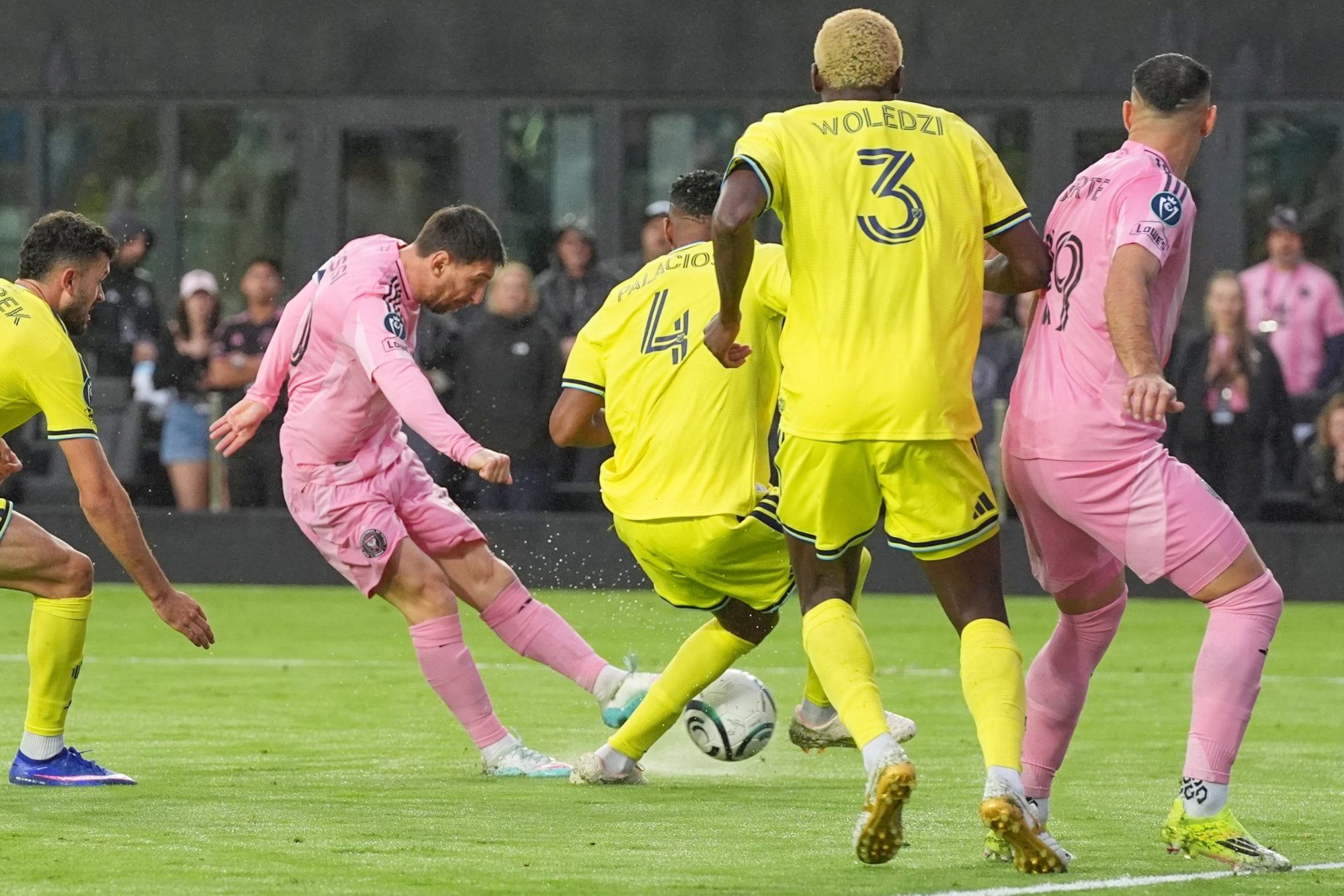 Lionel Messi llegó al mojón de los 900 goles, pero Inter Miami quedó fuera de la Concachampions