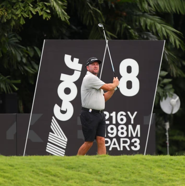 Una salida de McDowell durante uno de los torneos del LIV