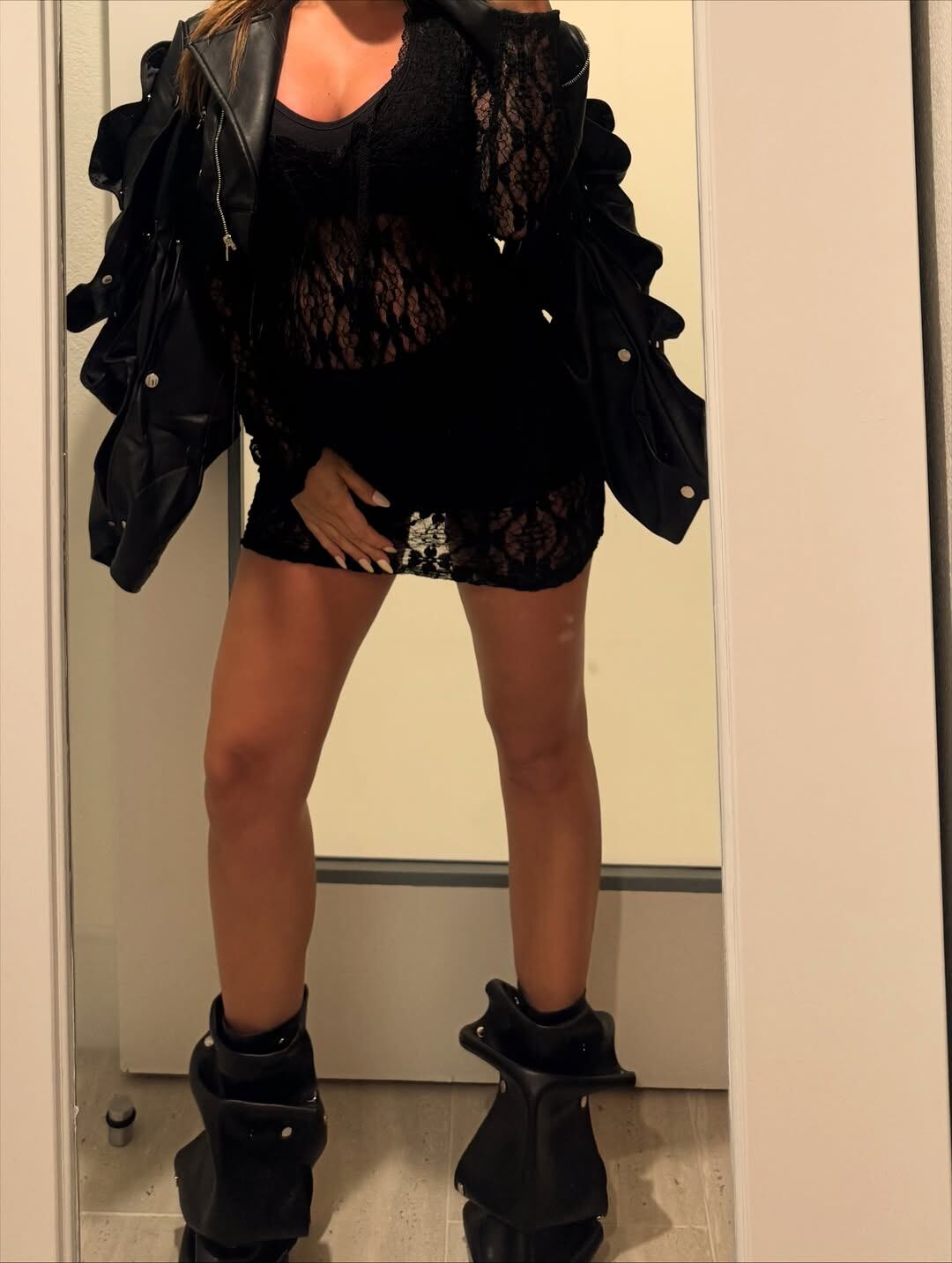 Lució un vestido de encaje negro, botas llamativas y campera de cuero en un look cargado de personalidad