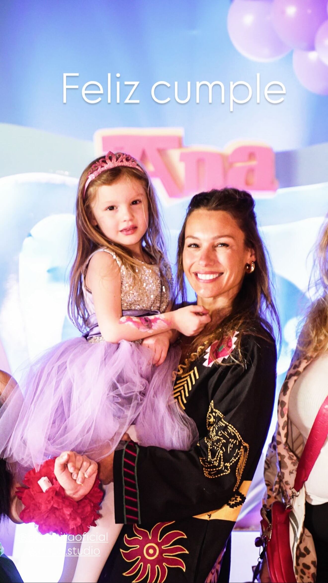 Ana García Moritán junto a su mamá, Carolina Ardohain, en el festejo de su cumpleaños número cuatro