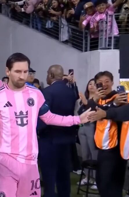 La sonrisa del fanático al chocar su mano con Messi