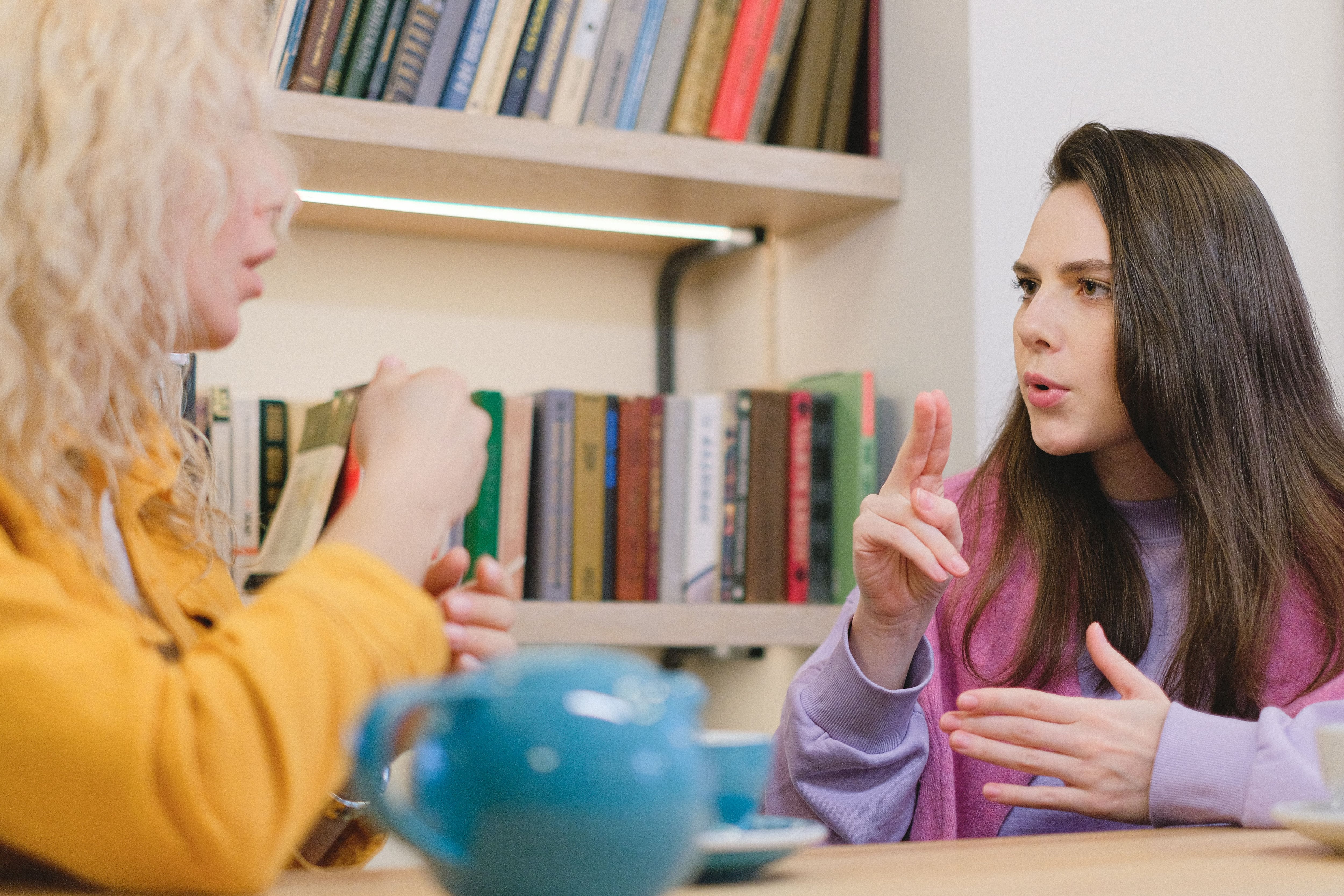 Hablar con la voz alta se vincula con la emocionalidad del individuo, asegura la Asociación Americana de Psicología