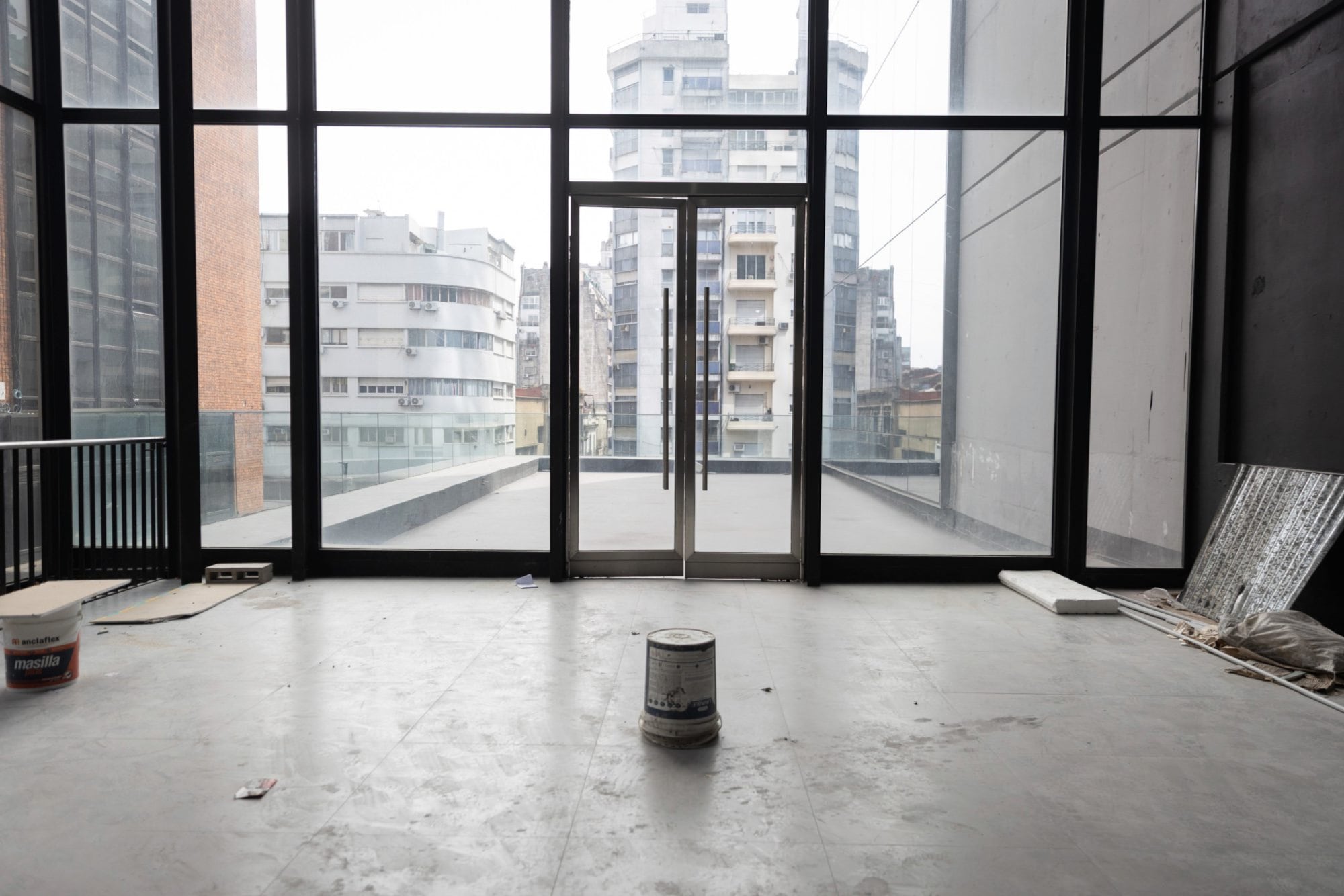 Imagen desde el hall de la sala principal hacia la terraza que da hacia Corrientes en donde se instalará un espacio gastronómico