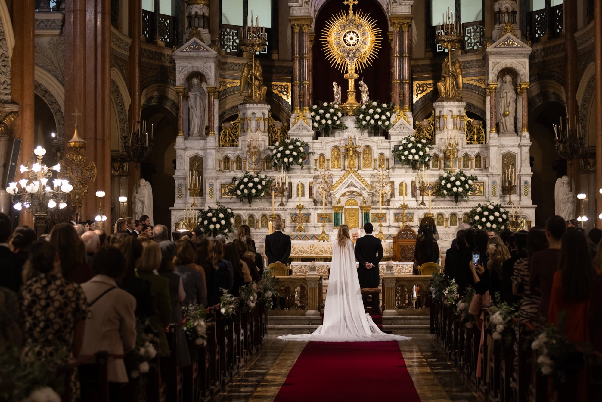 Una imagen impactante: los novios, en basílica. Ubicada en la calle San Martín 1039, en Retiro, el templo fue realizado a pedido de Mercedes Castellanos de Anchorena. En el interior, cuenta con tres naves ornamentadas con piezas artísticas de gran valor. Su órgano es uno de los más grandes de Sudamérica. El día de la ceremonia, el coro interpretó varias obras, todas elegidas cuidadosamente por Elisalex, la abuela paterna de Tati.