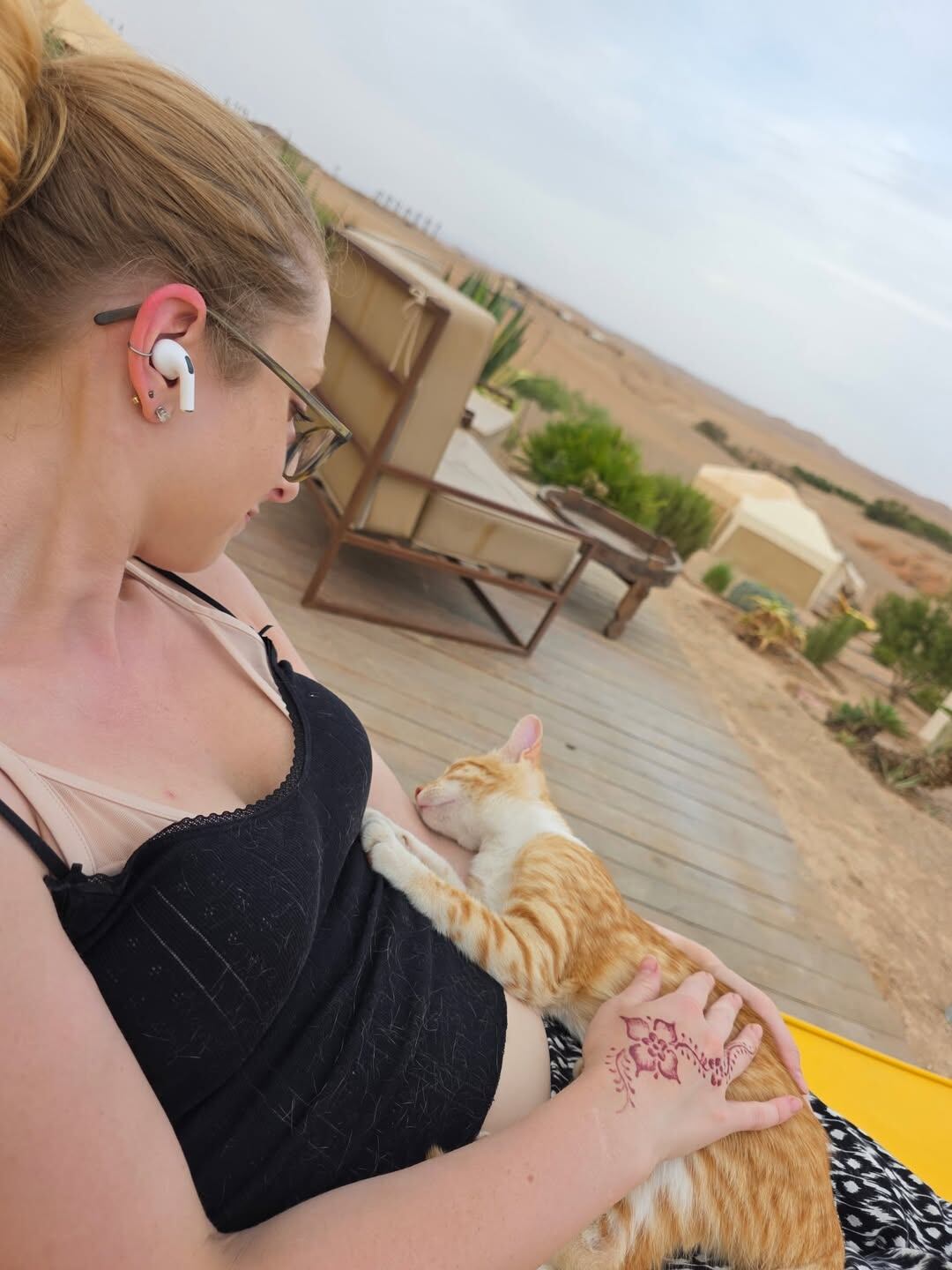 Rápidamente Francisca y Alex se sintieron atraídos por ella y la adoptaron como su mascota