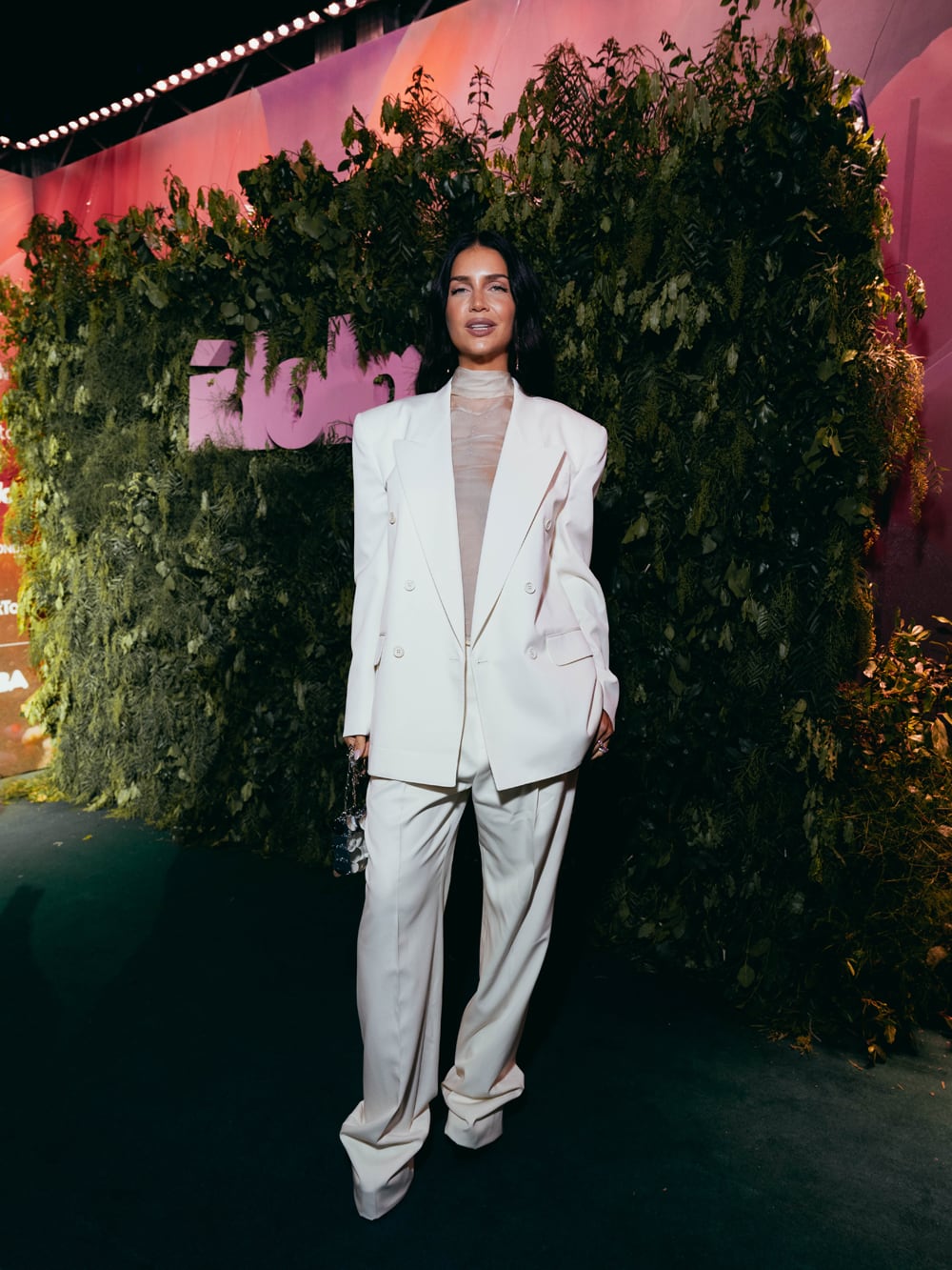 Zaira Nara, que el año pasado condujo la ceremonia, esta vez asistió como invitada con un traje oversize en tono off white, sobre top transparente con cuello alto