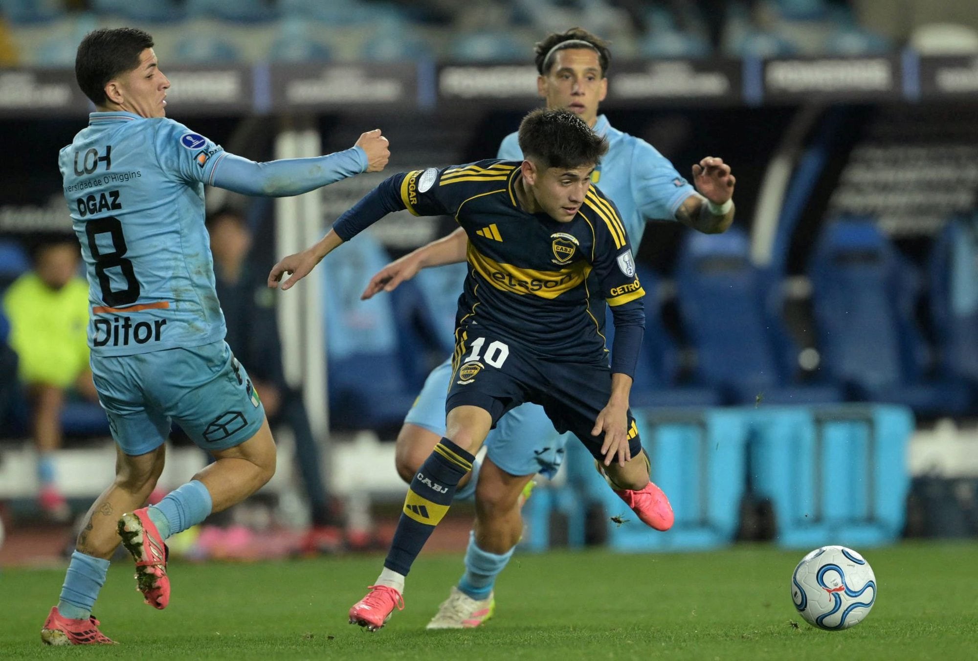 Más allá del penal errado, Aranda fue la figura de Boca, el que más claridad le dio al equipo de Arruabarrena; aquí, en la lucha por la pelota con Felipe Ogaz (Photo by Rodrigo ARANGUA / AFP)