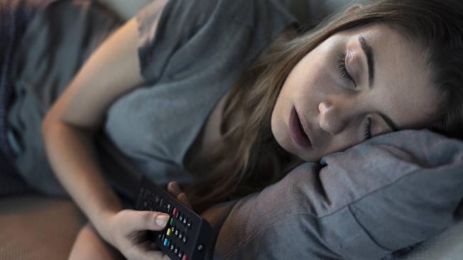Estos son los efectos desconocidos de dormir con la TV prendida, según un especialista