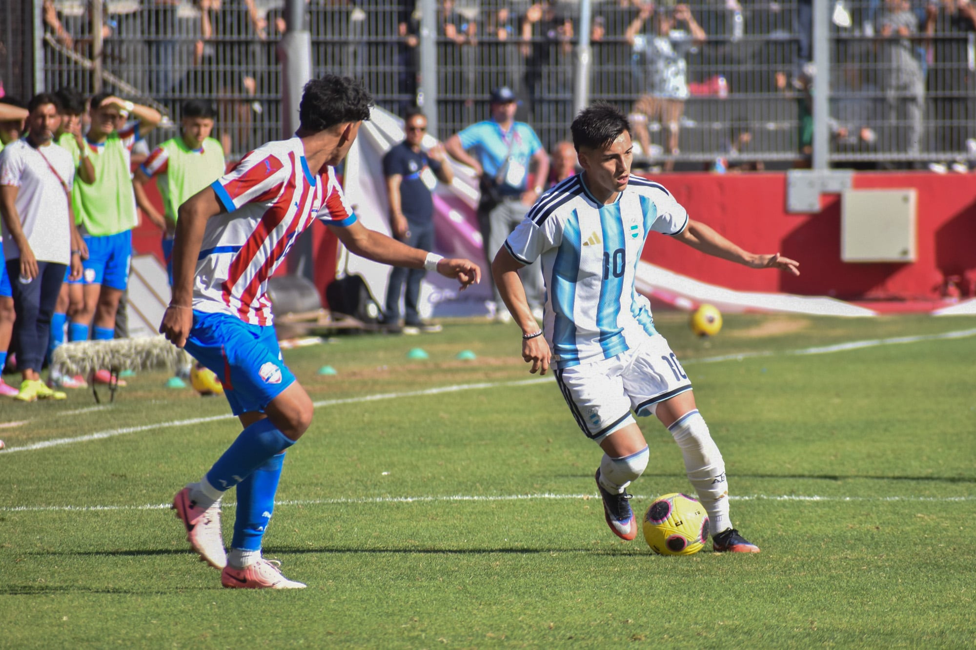 Ian Subiabre encara con la pelota
