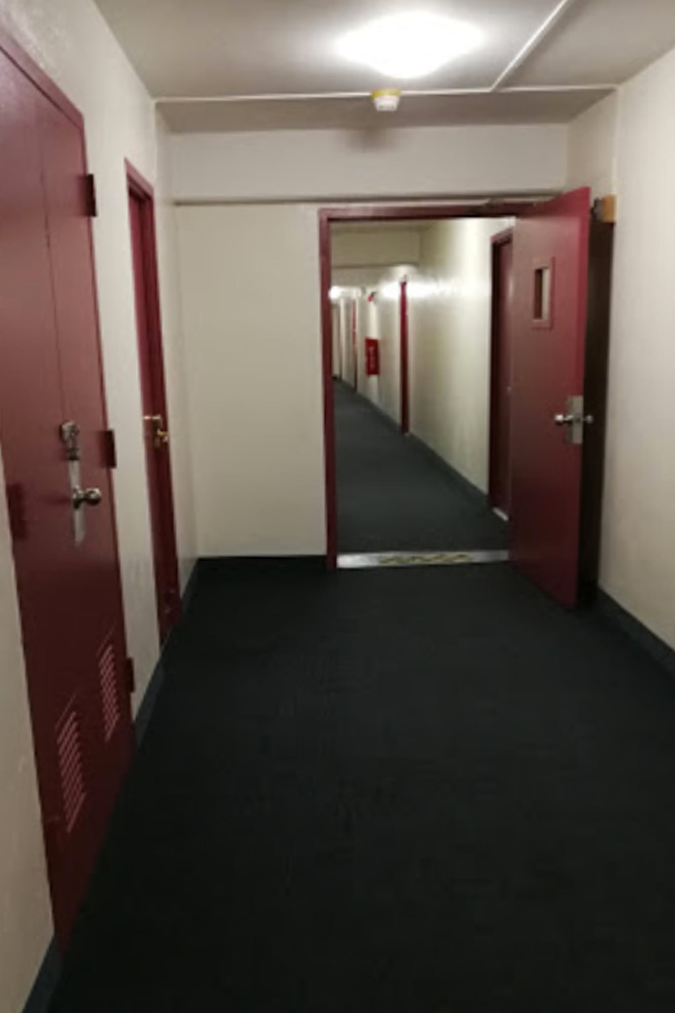 Uno de los pasillos que conecta con las viviendas del complejo