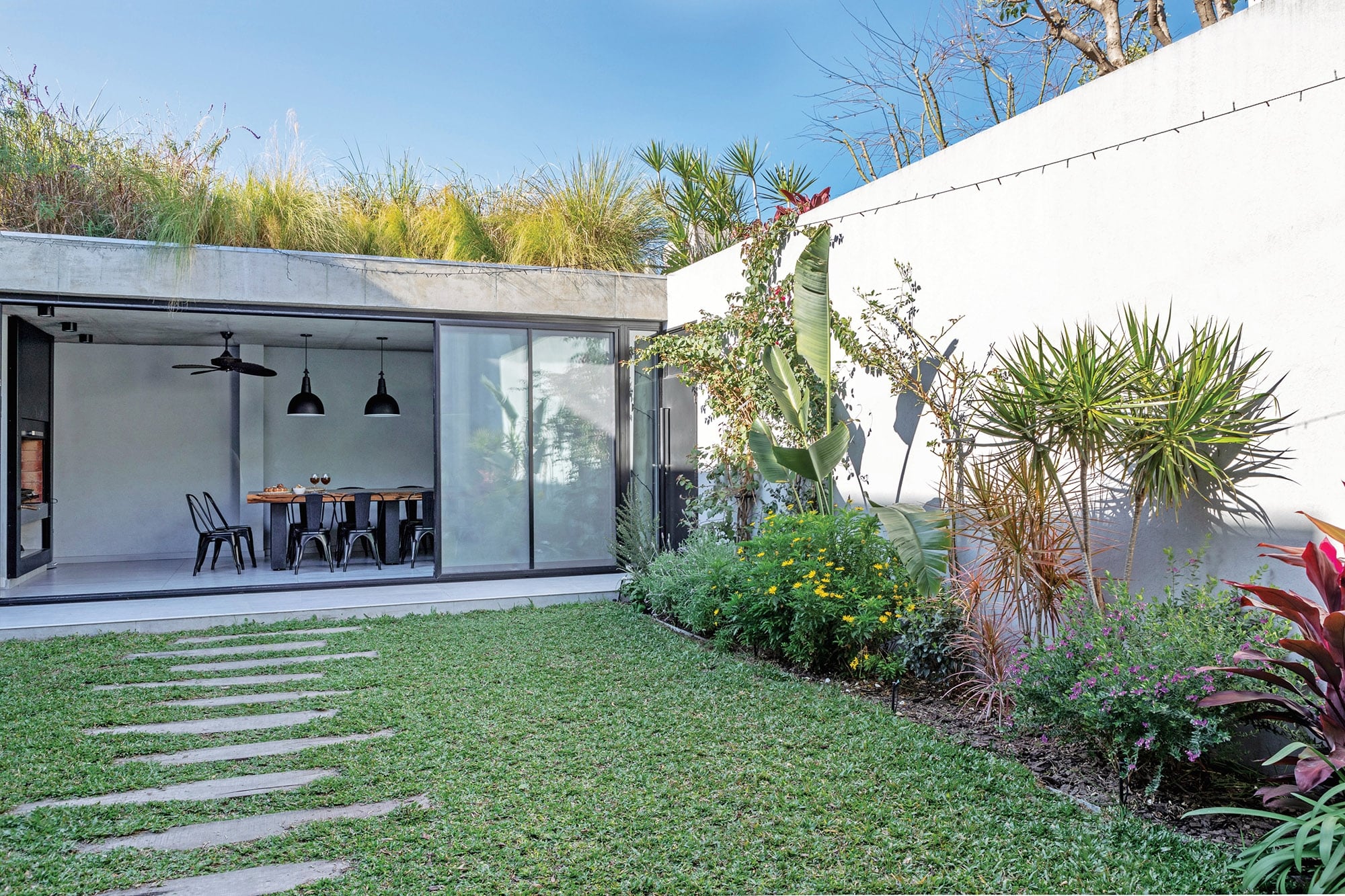 Los espacios exteriores ganan cada vez más protagonismo y se integran de manera natural al área social de la casa