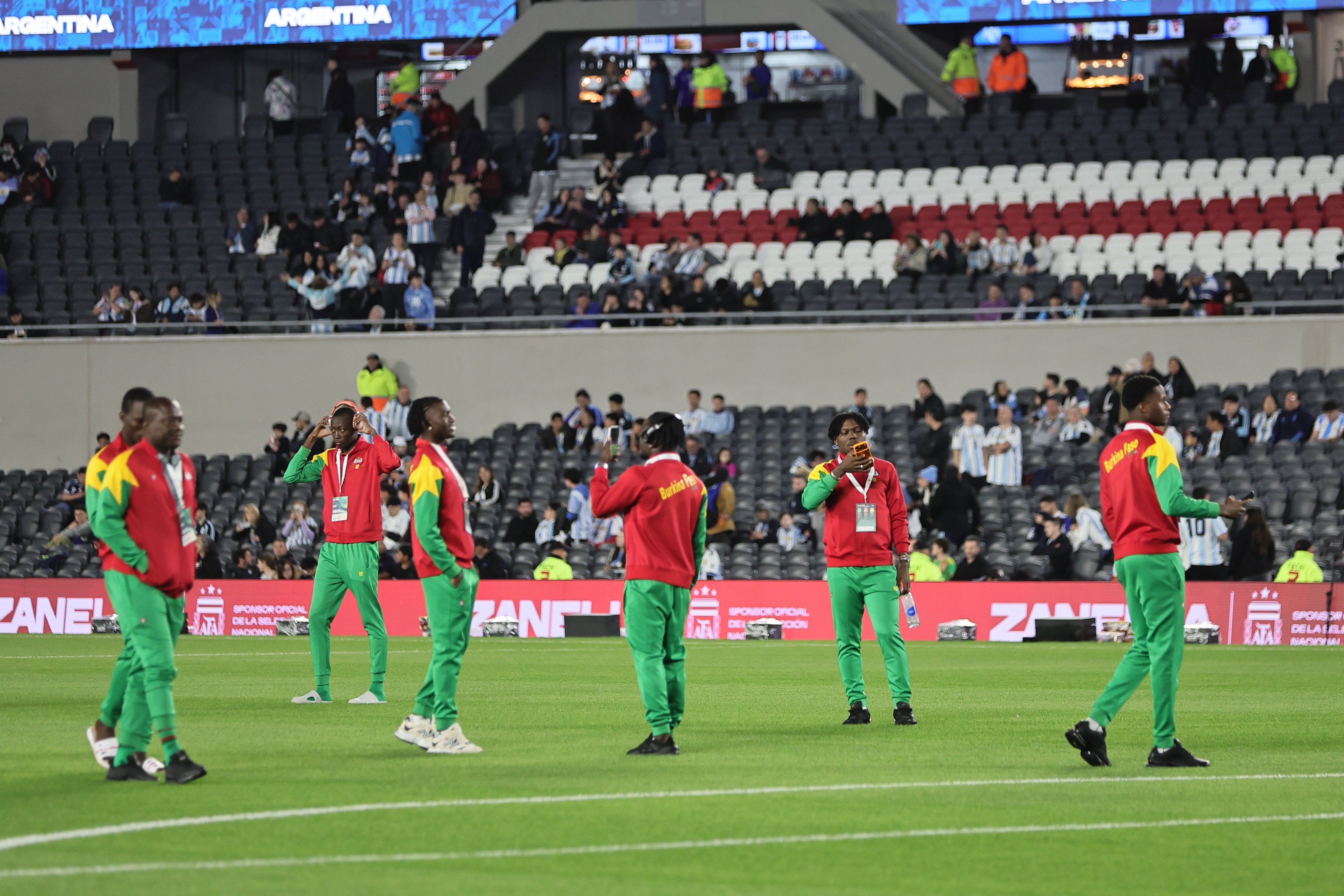 Los jugadores de Burkina Faso se sacan fotos en el Monumental